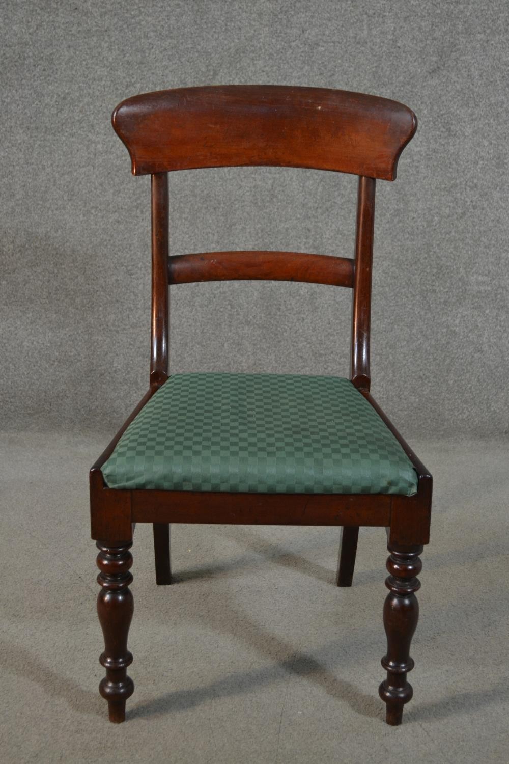 A set of three Victorian mahogany bar back dining chairs, the drop in seat upholstered in green - Image 2 of 5