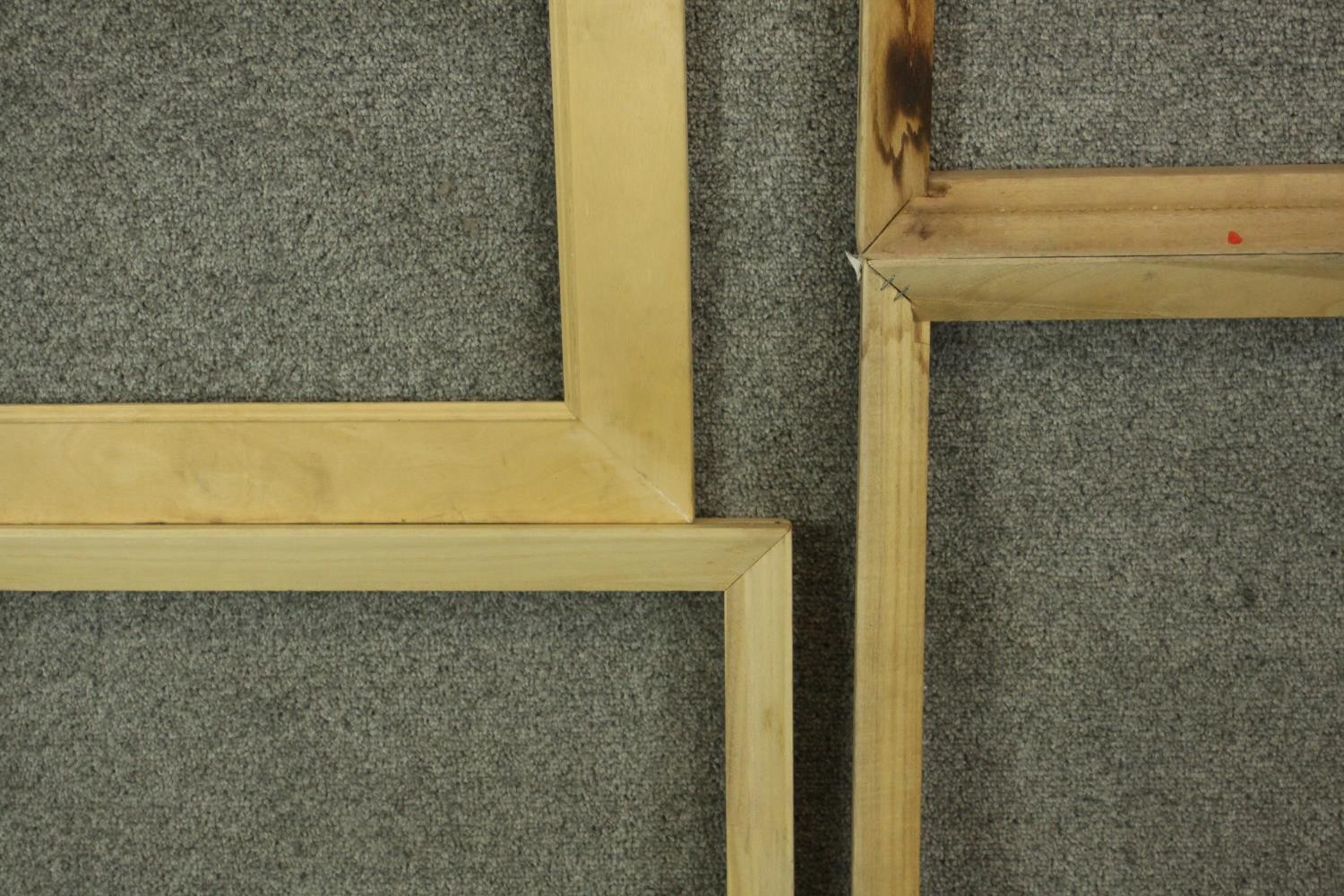 A group of five picture frames, including pine examples, one containing a Classical style print. H. - Image 3 of 6