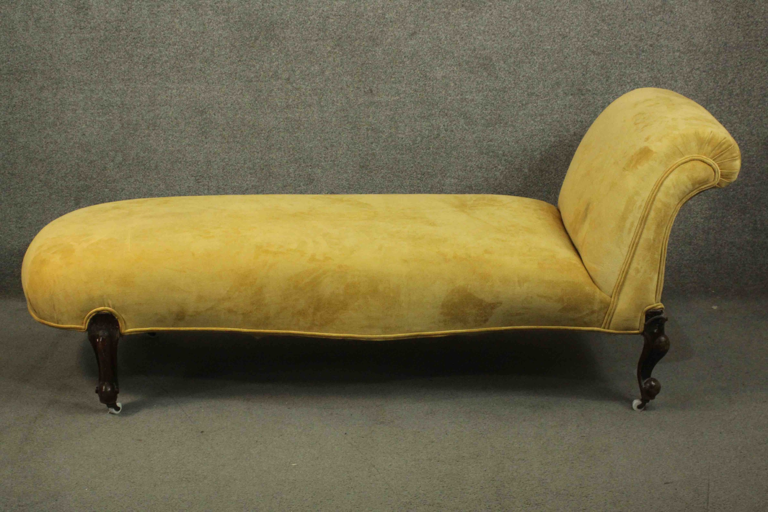 A Victorian mahogany chaise longue, upholstered in yellow fabric, on cabriole legs. H.80 W.100 D.