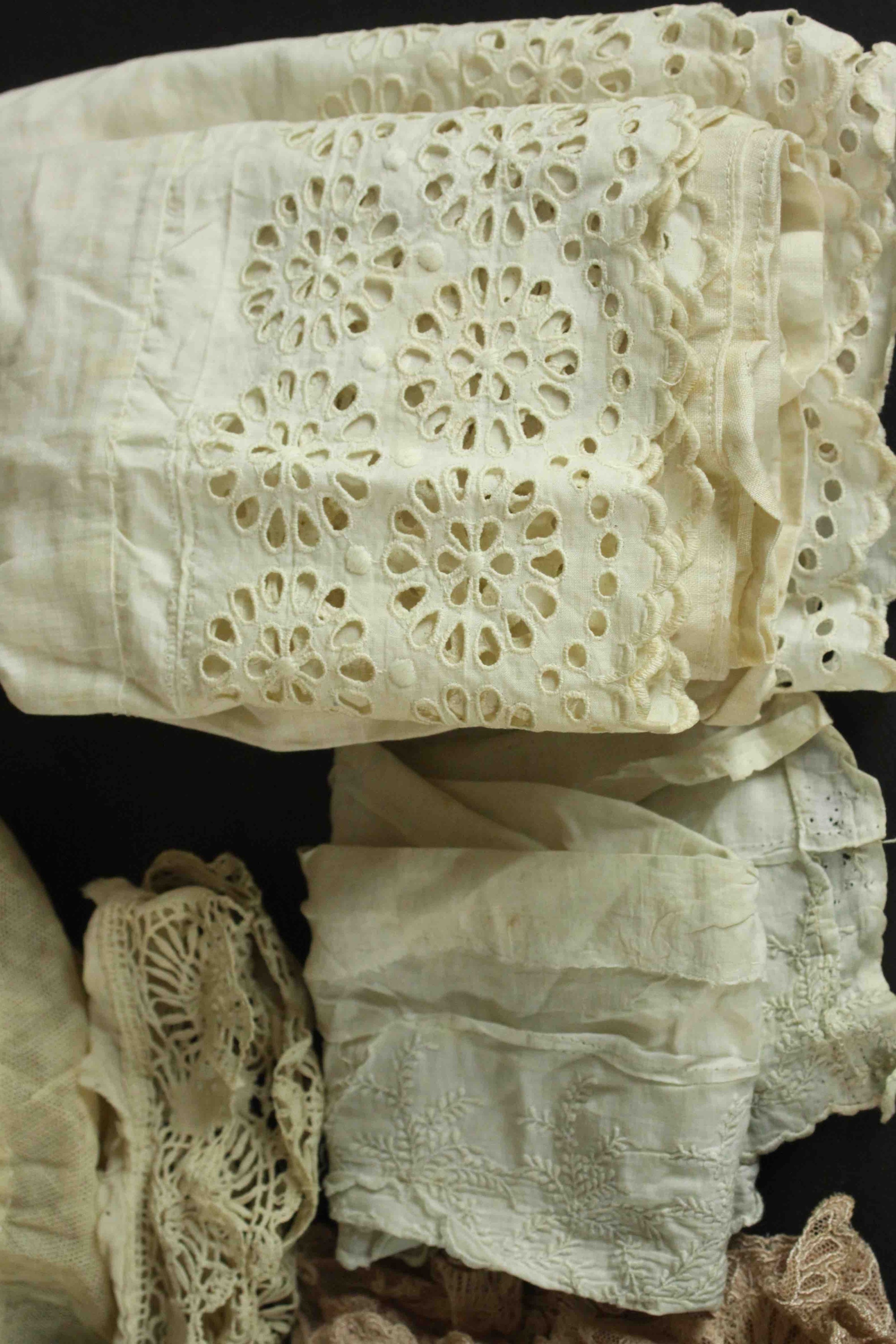 A collection of thirty pieces of 19th century hand embroidered lace. - Bild 9 aus 23