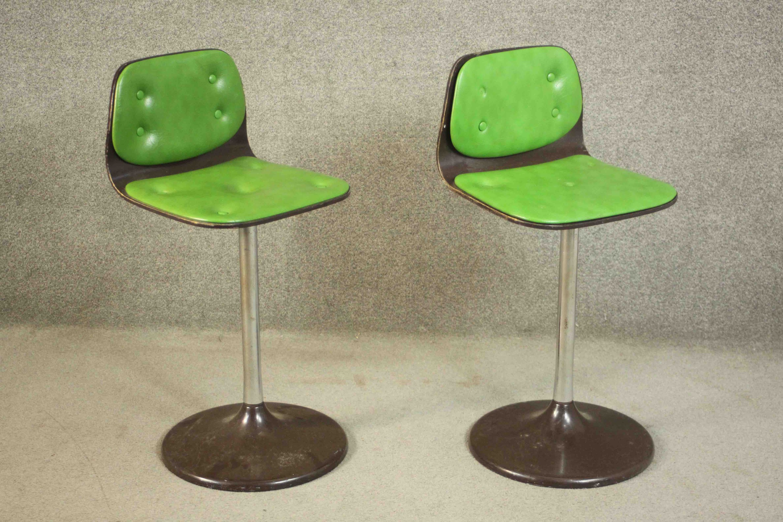 A pair of vintage bar stools in buttoned lime vinyl. - Image 3 of 8