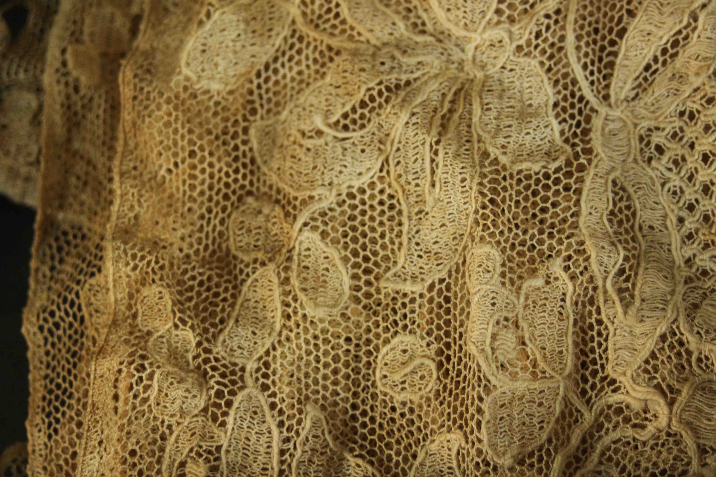 A collection of thirty pieces of 19th century hand embroidered lace. - Bild 19 aus 23