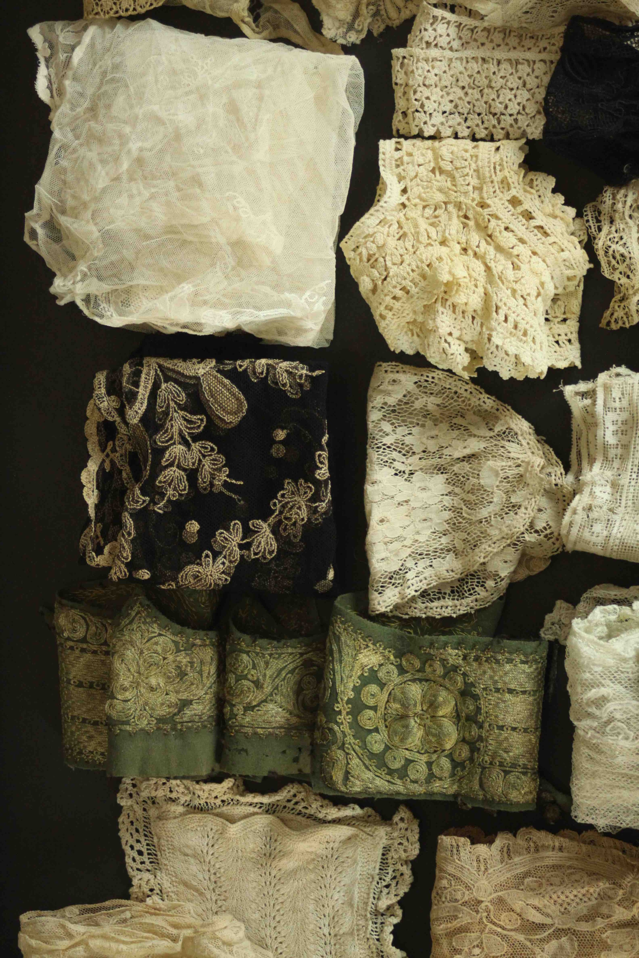 A collection of thirty pieces of 19th century hand embroidered lace. - Bild 7 aus 23