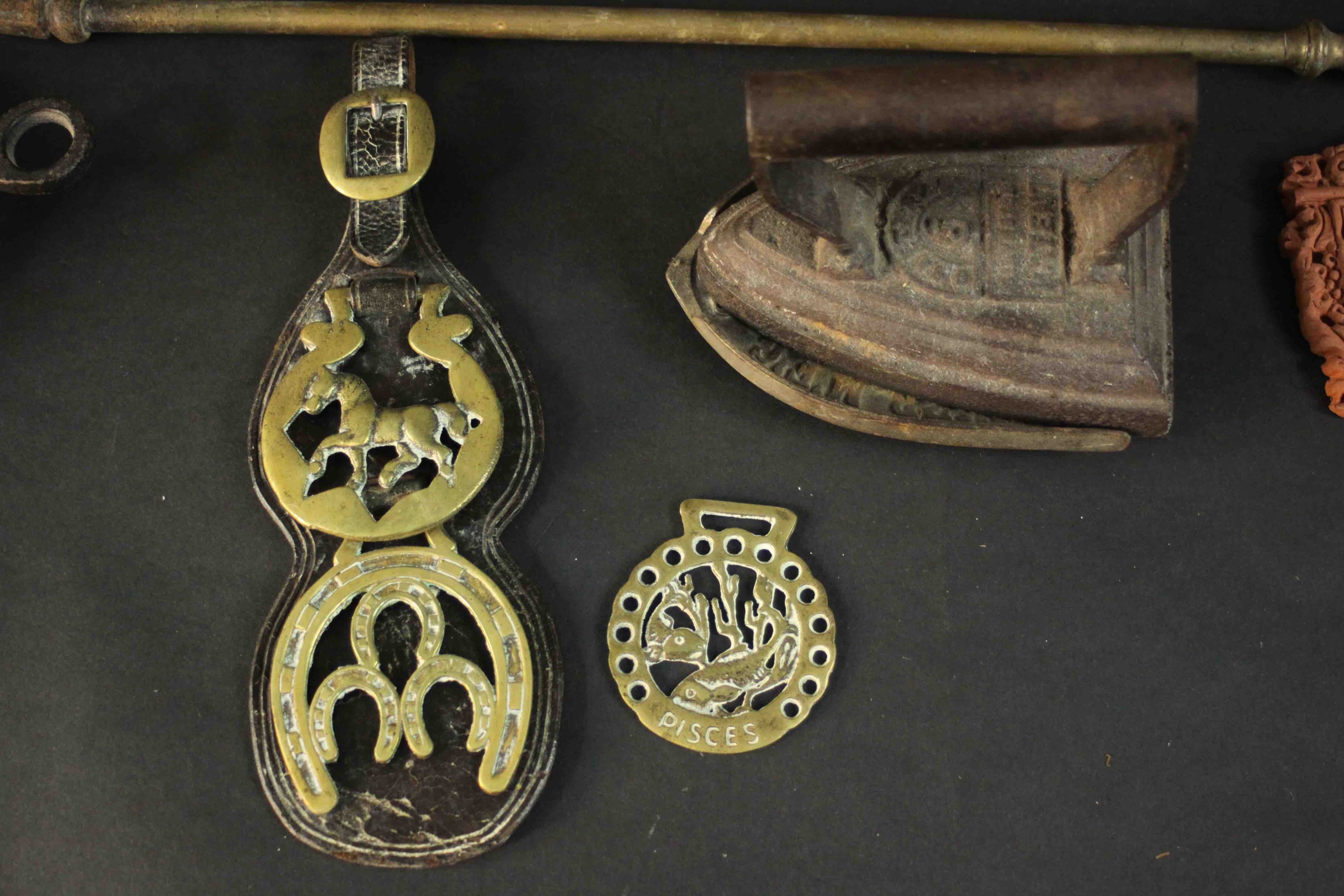 A collection of metal ware, including horse brasses, a trivet, a copper coal scuttle, brass fire - Image 3 of 14