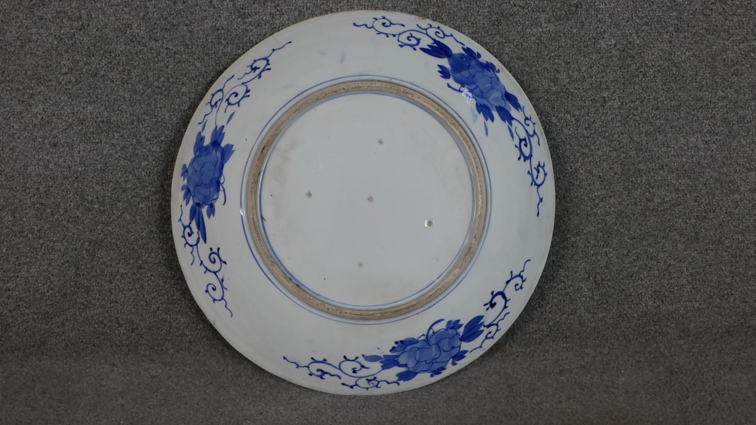 A large Japanese 19th century hand painted blue and white ceramic charger depicting a hawk in a pine - Image 4 of 5