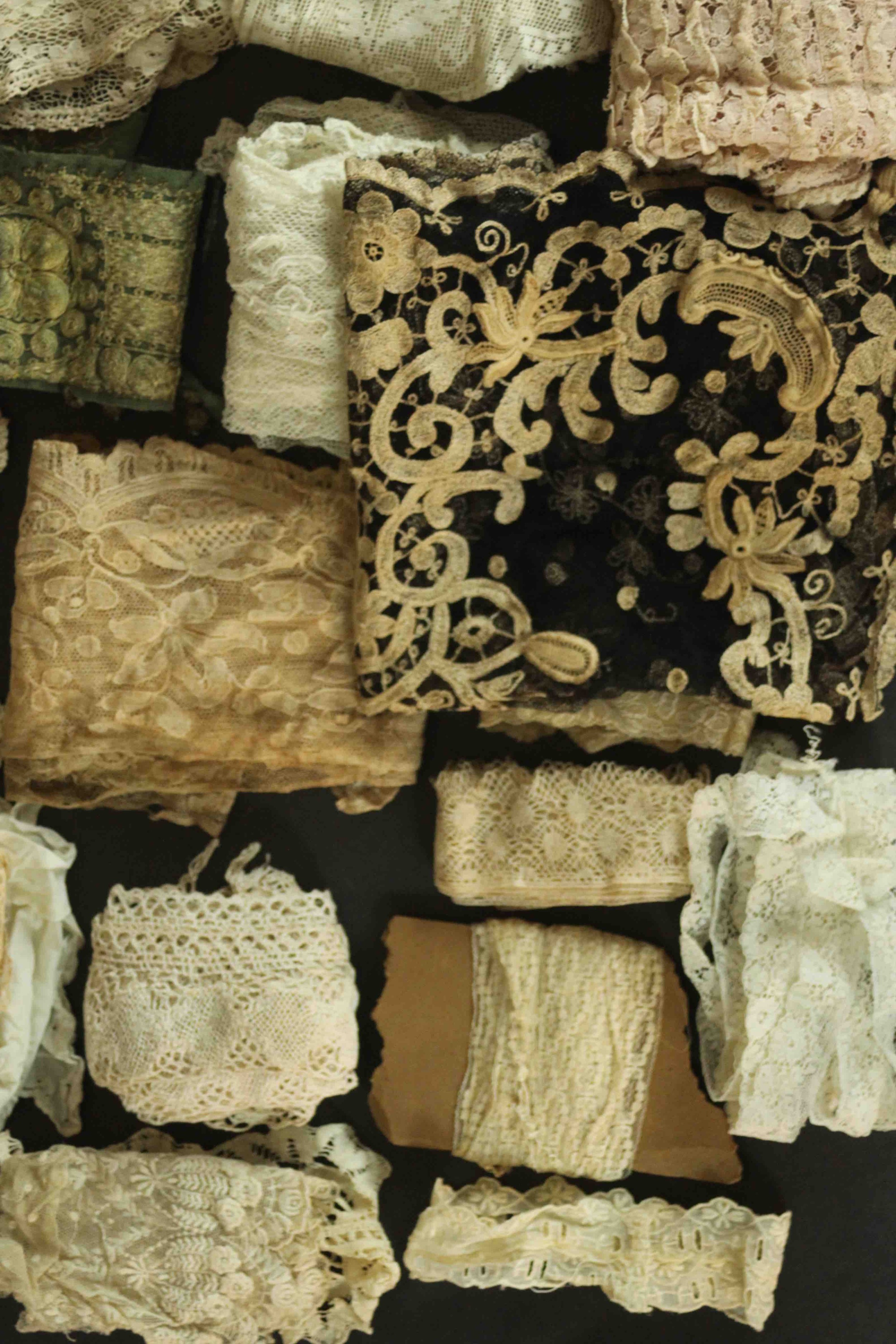 A collection of thirty pieces of 19th century hand embroidered lace. - Bild 4 aus 23