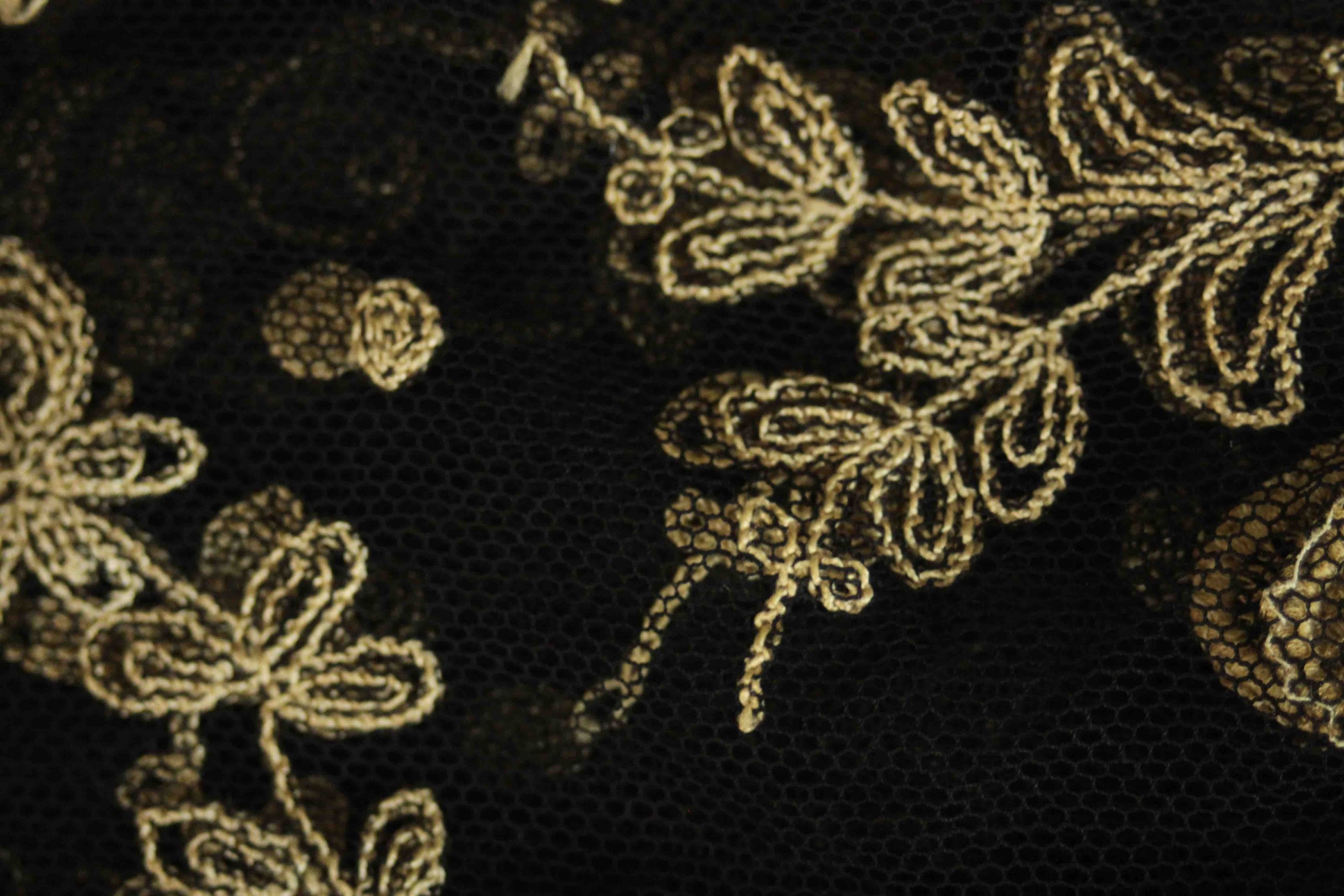 A collection of thirty pieces of 19th century hand embroidered lace. - Bild 21 aus 23