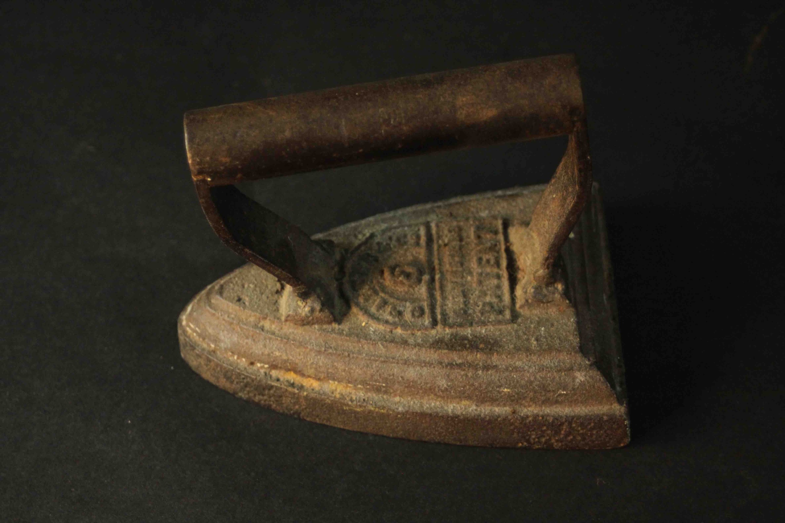 A collection of metal ware, including horse brasses, a trivet, a copper coal scuttle, brass fire - Image 14 of 14