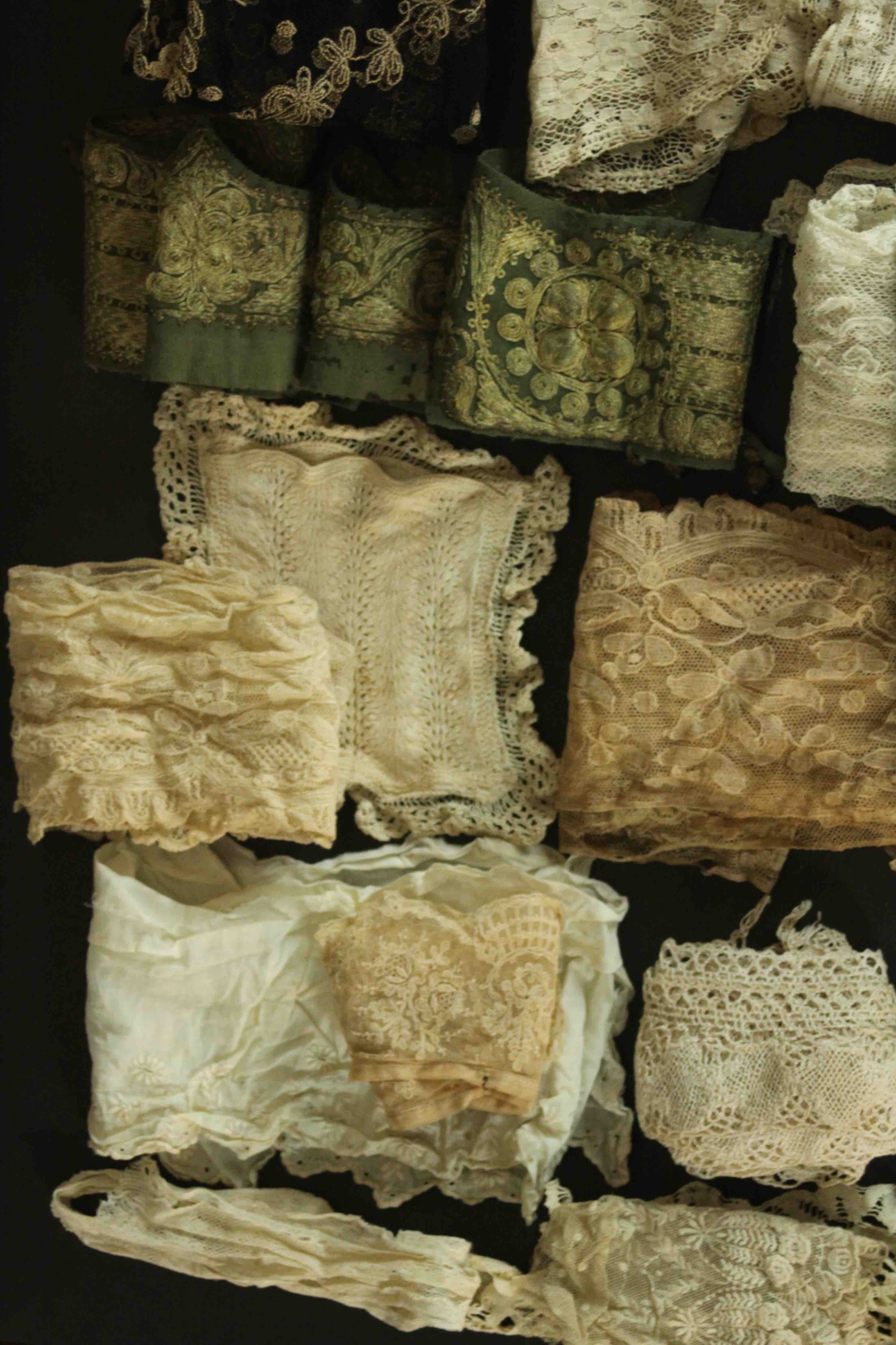 A collection of thirty pieces of 19th century hand embroidered lace. - Bild 3 aus 23