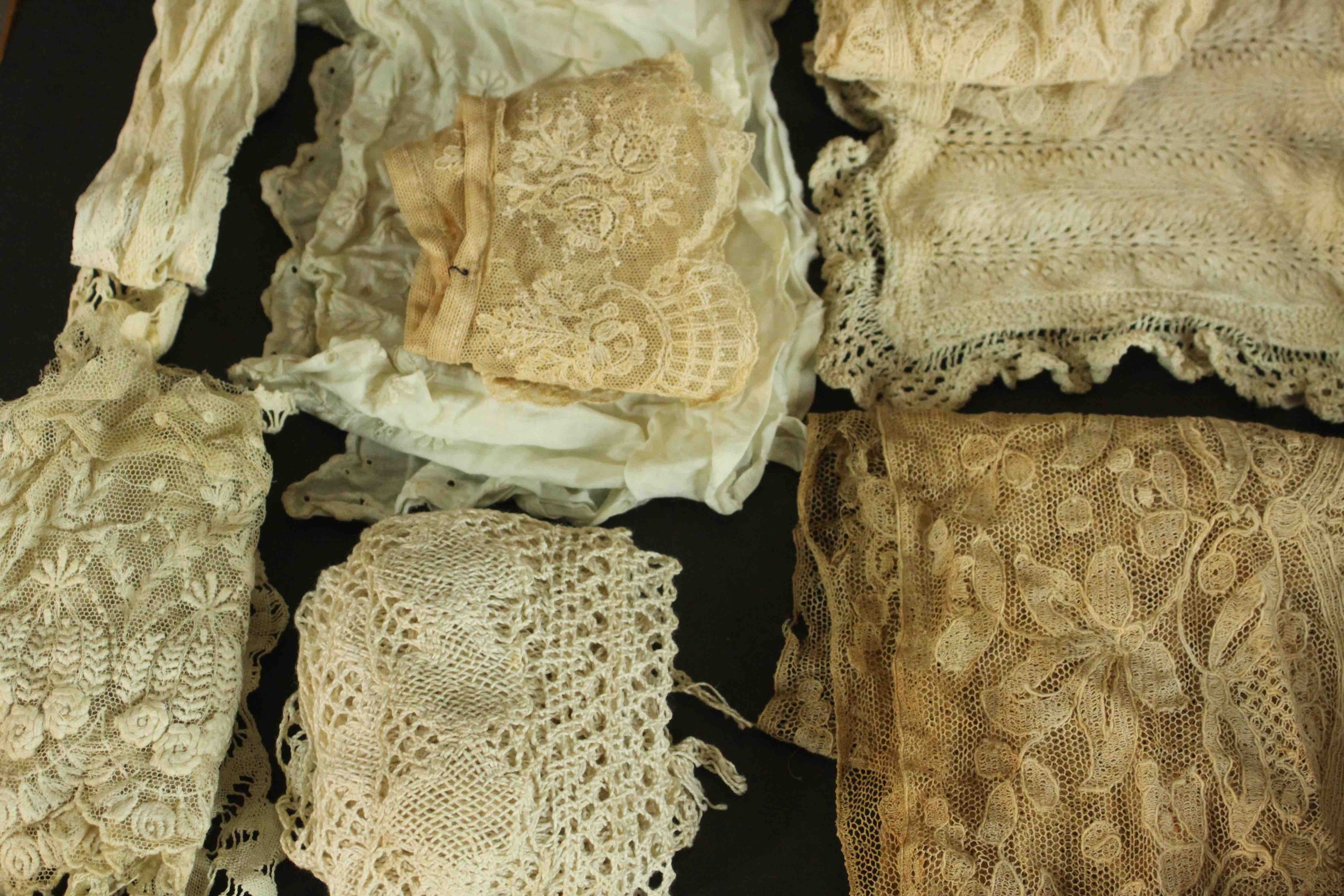 A collection of thirty pieces of 19th century hand embroidered lace. - Bild 13 aus 23
