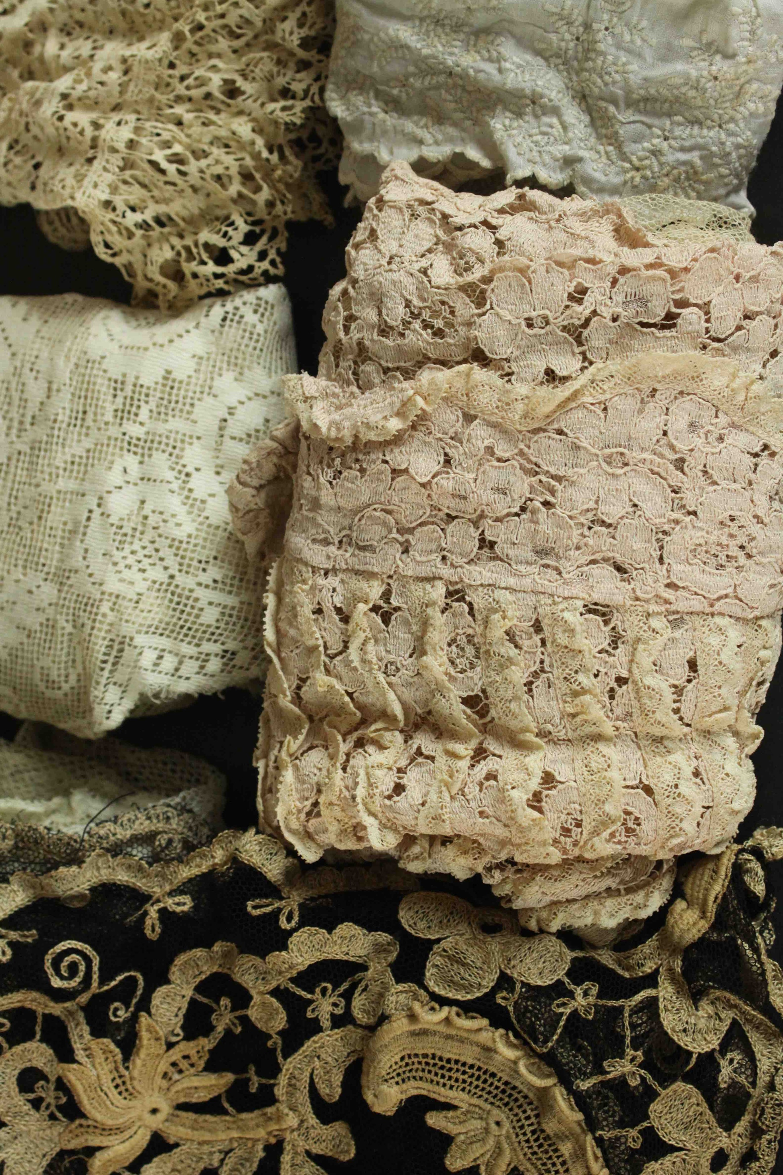 A collection of thirty pieces of 19th century hand embroidered lace. - Bild 11 aus 23