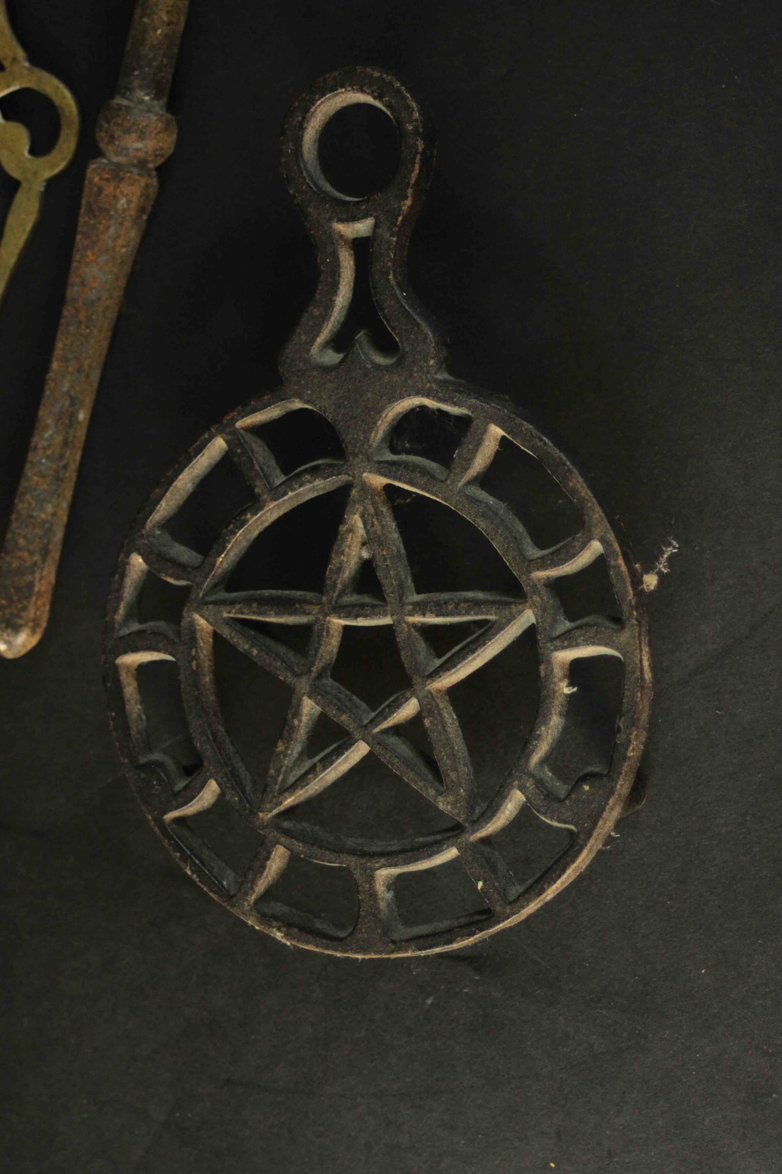 A collection of metal ware, including horse brasses, a trivet, a copper coal scuttle, brass fire - Image 4 of 14