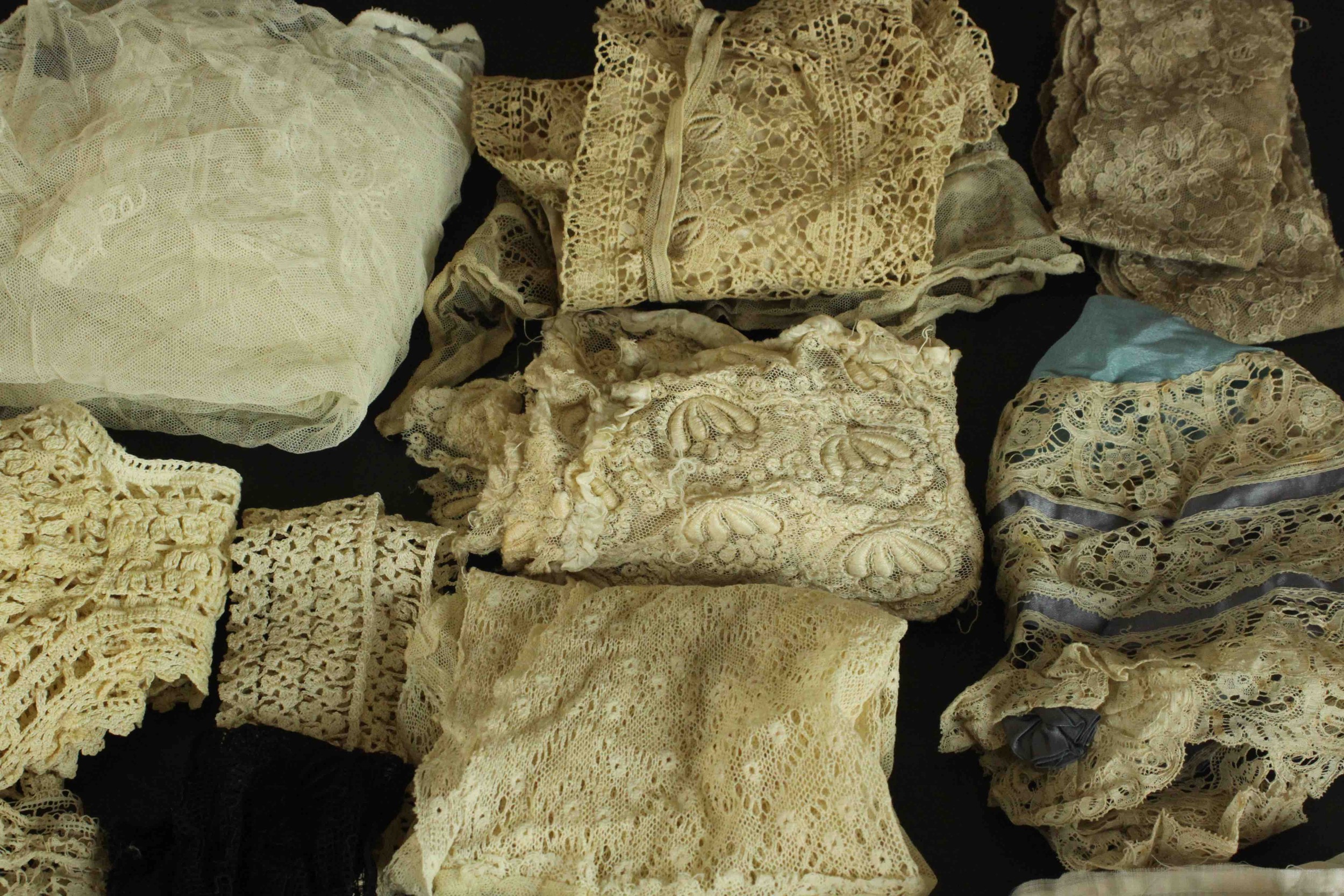 A collection of thirty pieces of 19th century hand embroidered lace. - Bild 15 aus 23