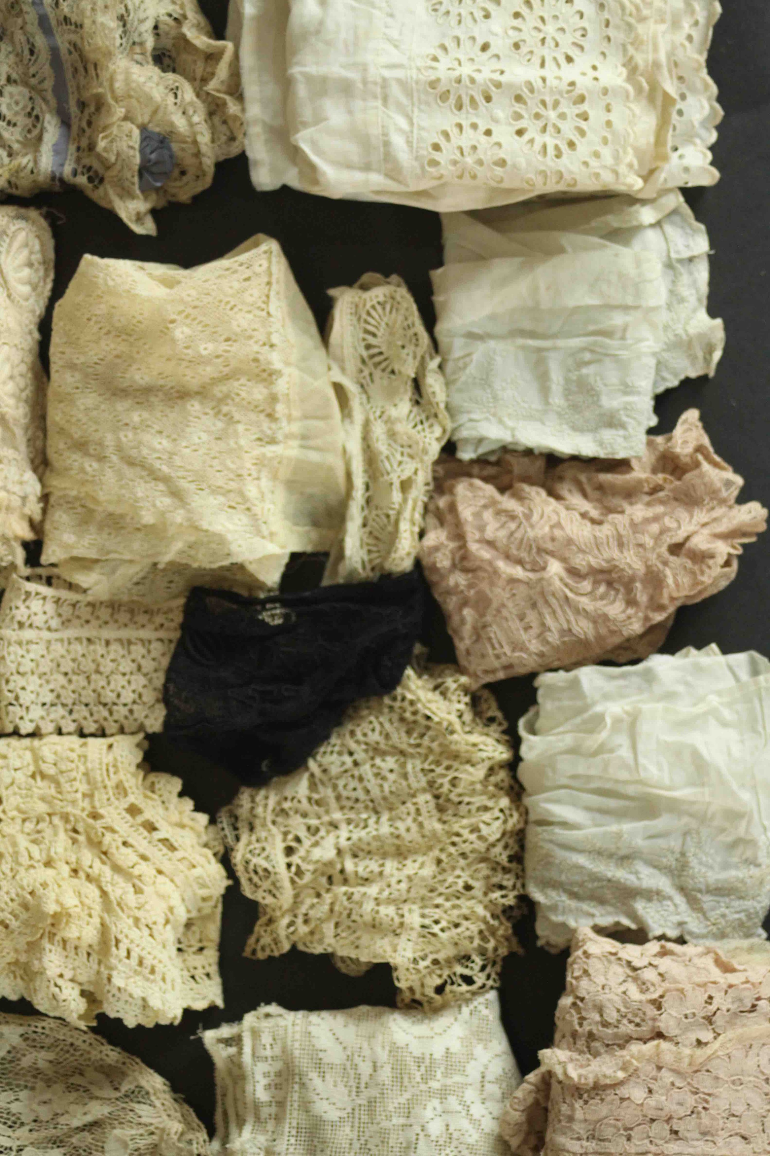 A collection of thirty pieces of 19th century hand embroidered lace. - Bild 5 aus 23