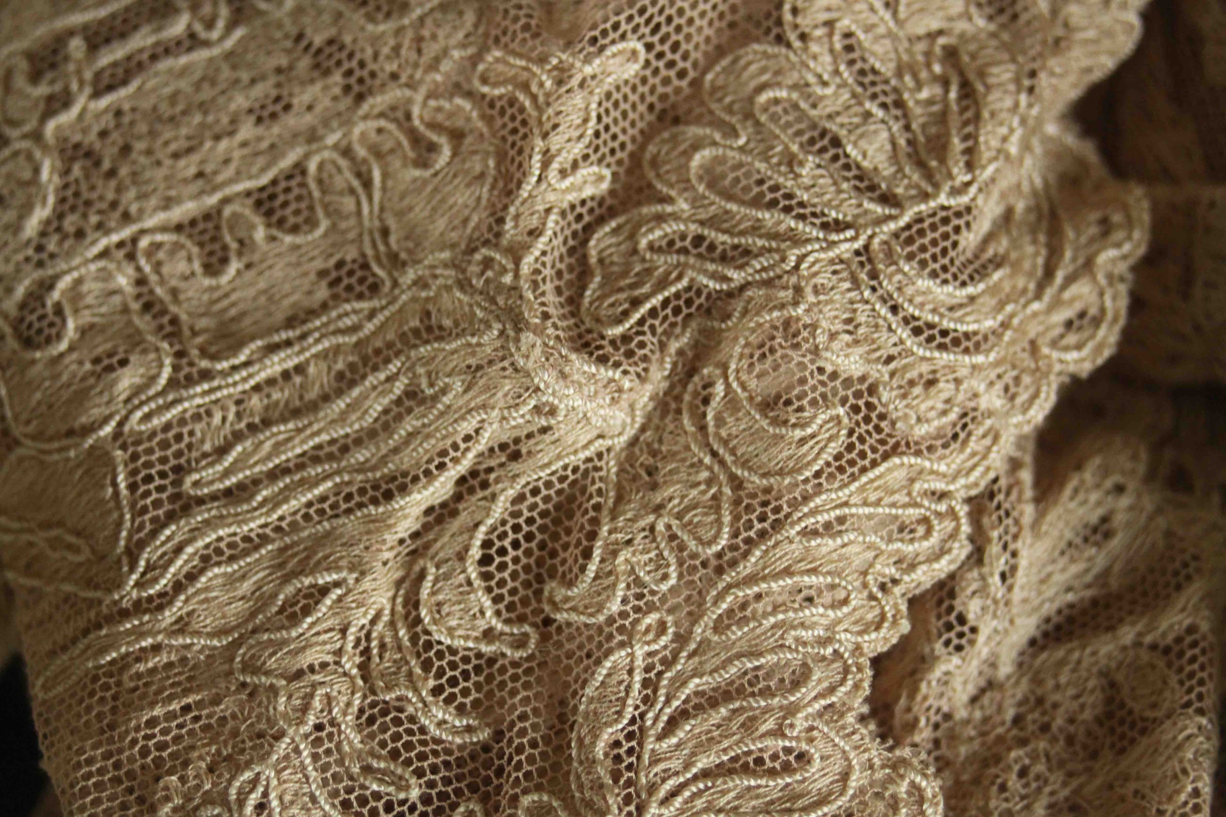 A collection of thirty pieces of 19th century hand embroidered lace. - Bild 23 aus 23