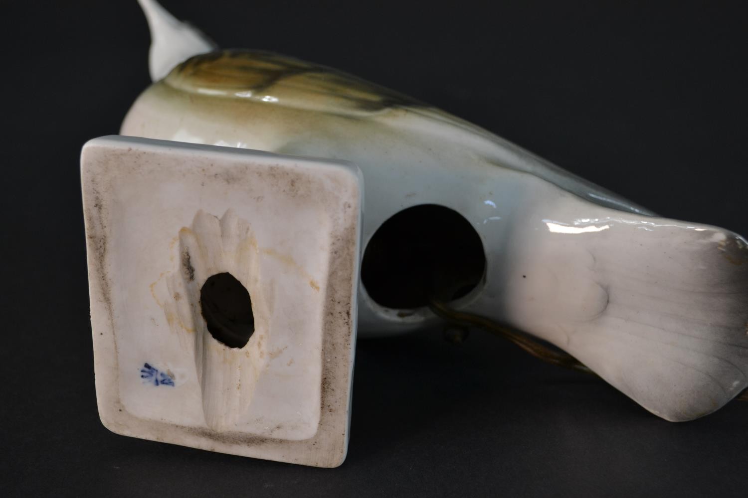 A hand painted porcelain pigeon converted into a novelty table lamp. (no plug) H.21 W.24cm - Image 6 of 7