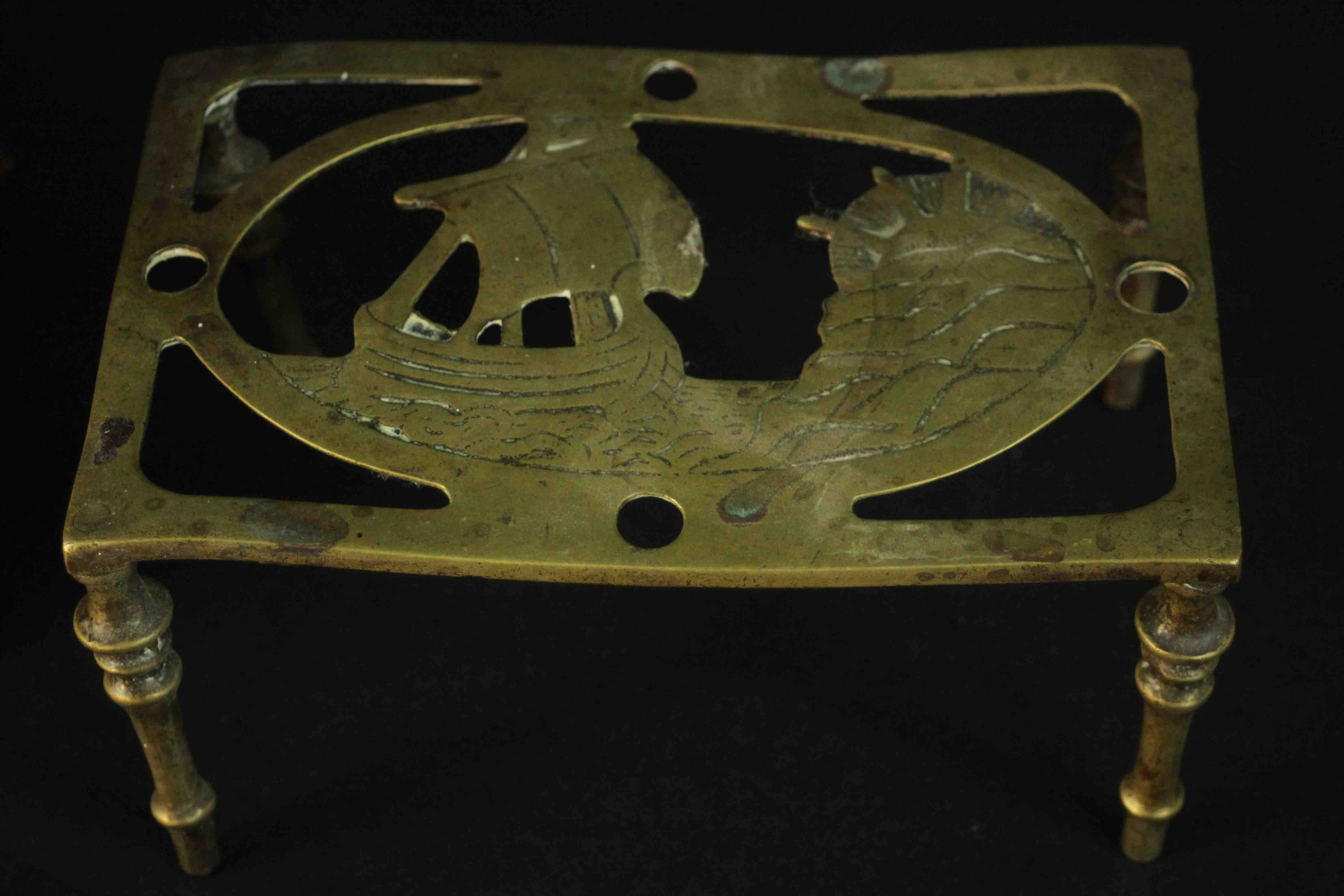 A collection of metal ware, including horse brasses, a trivet, a copper coal scuttle, brass fire - Image 7 of 14