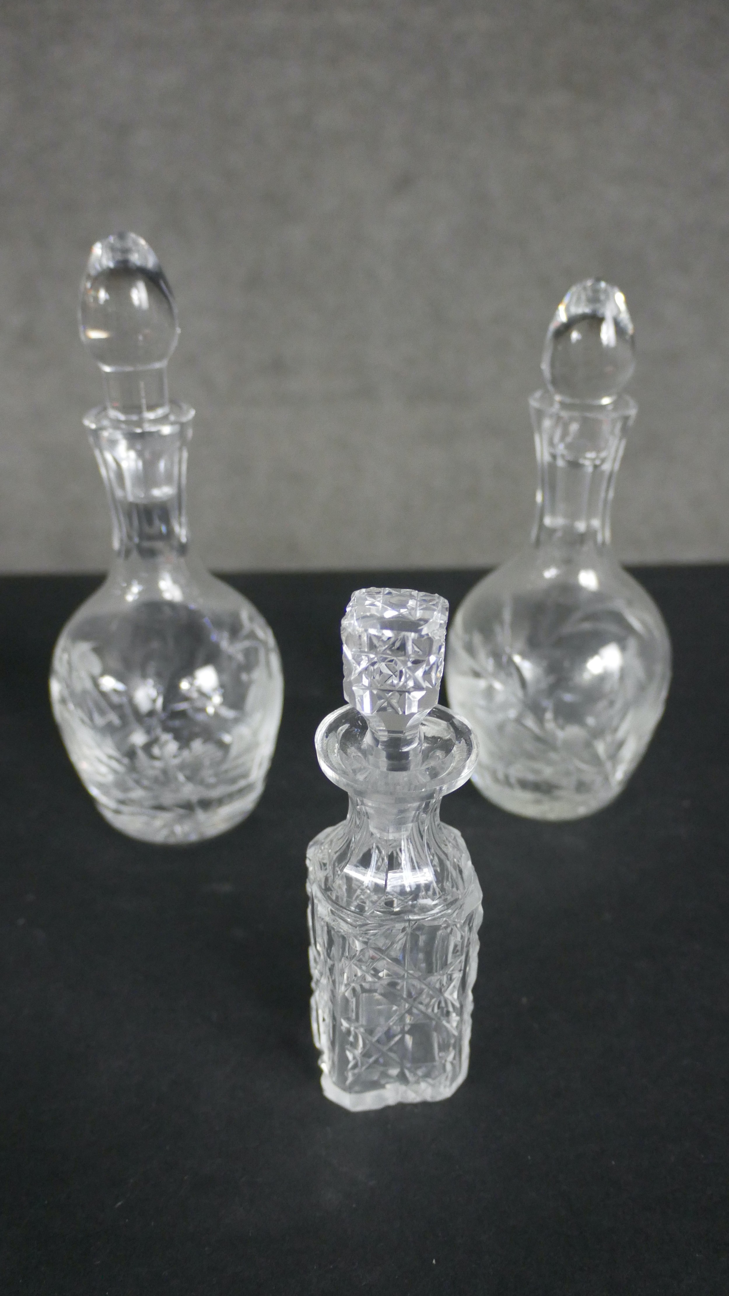A collection of seven pieces of cut crystal, including a pair of oil and vinegar bottles with - Image 3 of 5