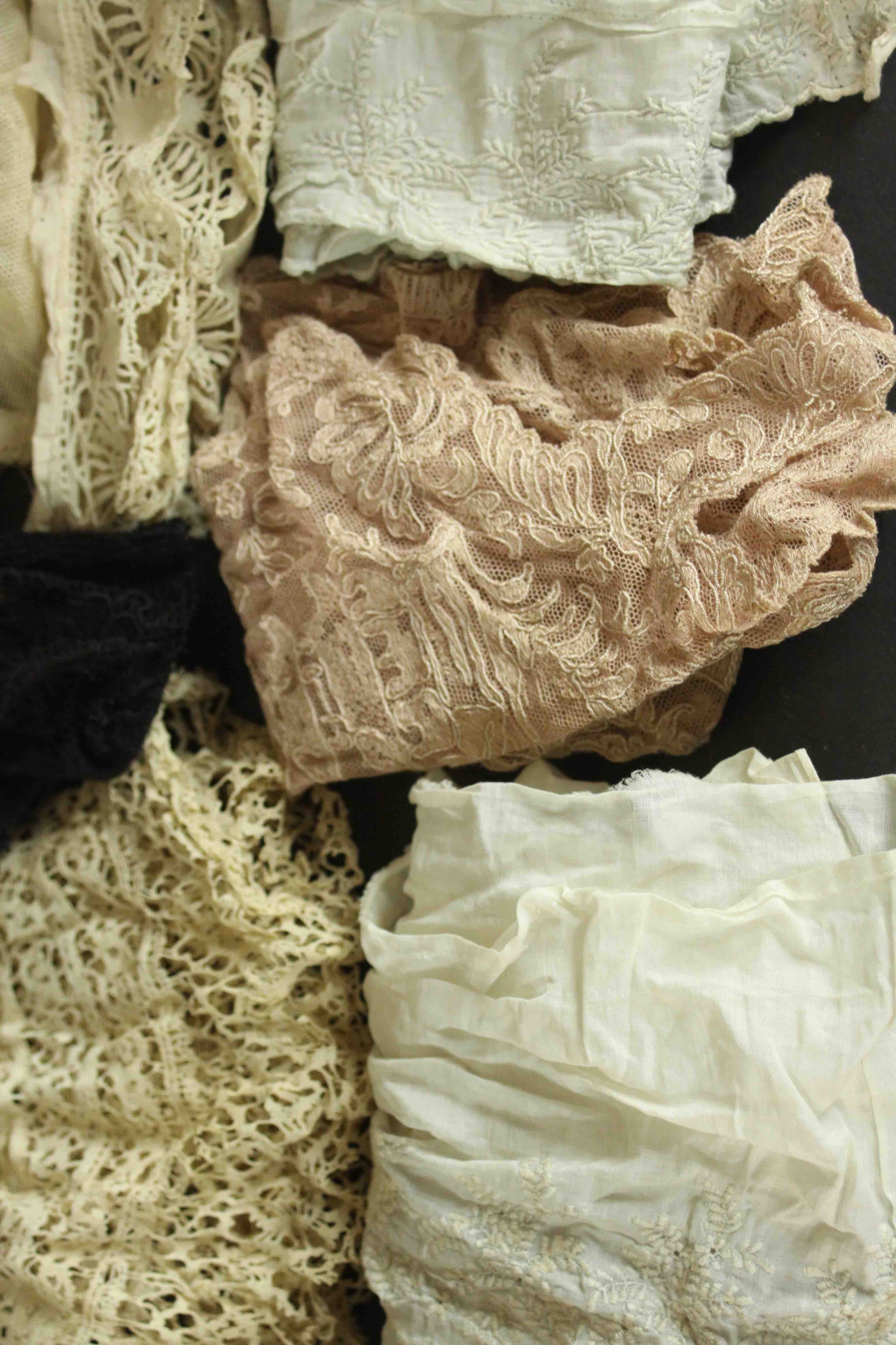 A collection of thirty pieces of 19th century hand embroidered lace. - Bild 10 aus 23