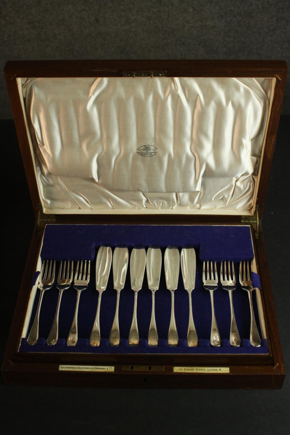 An oak and brass canteen of Goldsmiths and Silversmiths regent plate fish set for six people. Makers - Image 5 of 8