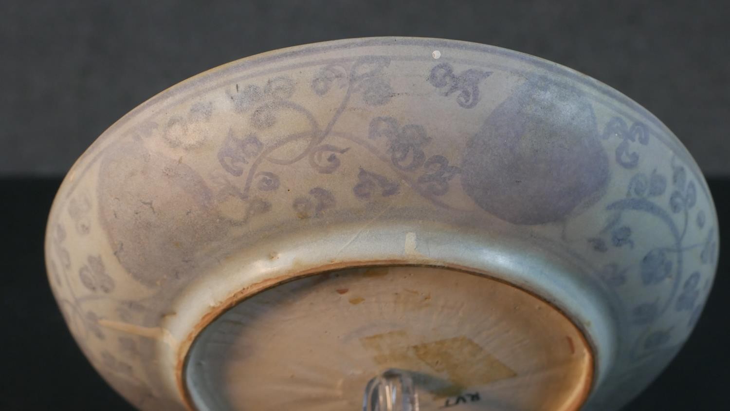 A 19th century Chinese blue and white stylised floral and foliate design bowl. H.6.5 Diam.21.5cm - Image 4 of 7