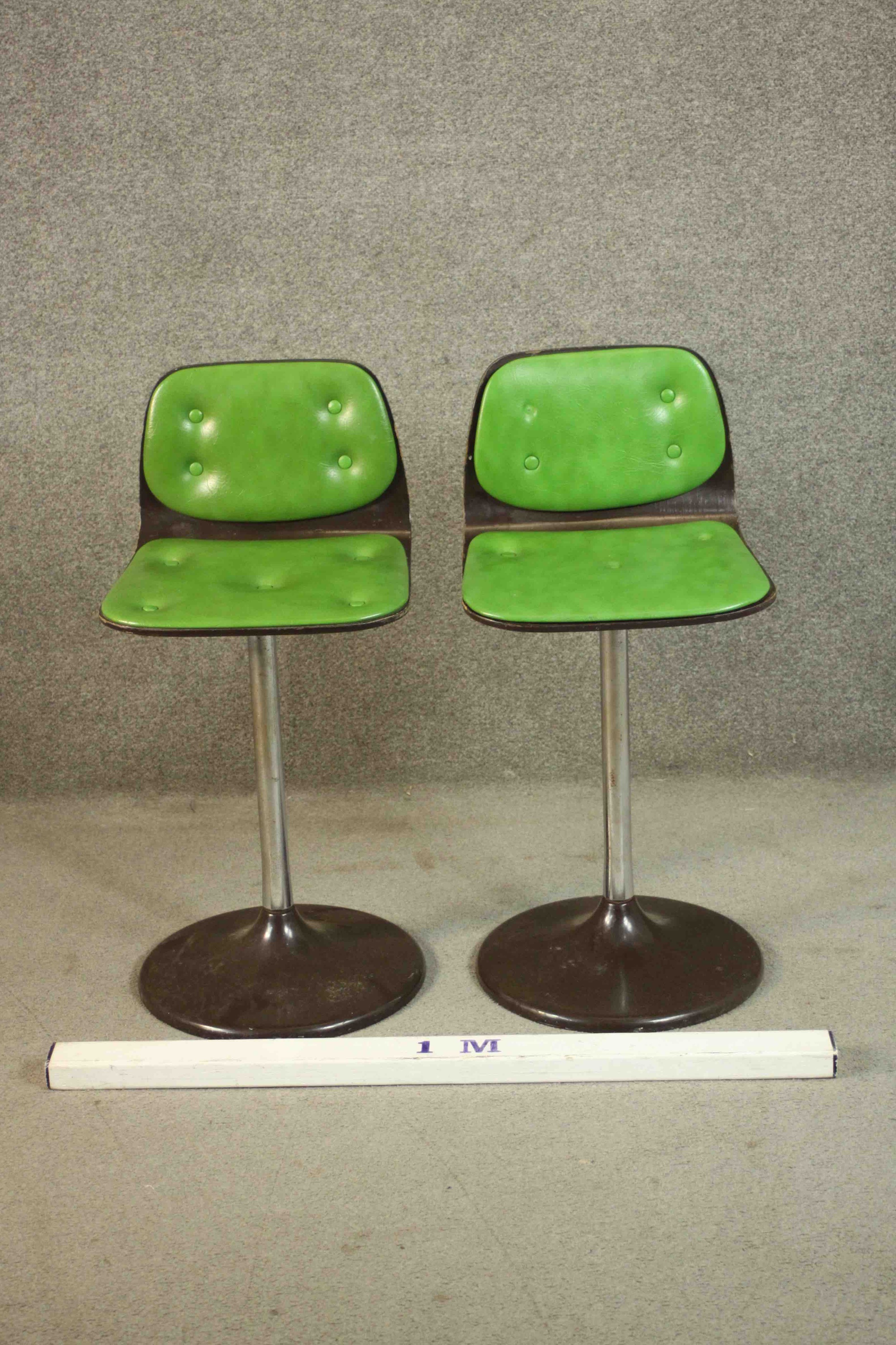 A pair of vintage bar stools in buttoned lime vinyl. - Image 2 of 8