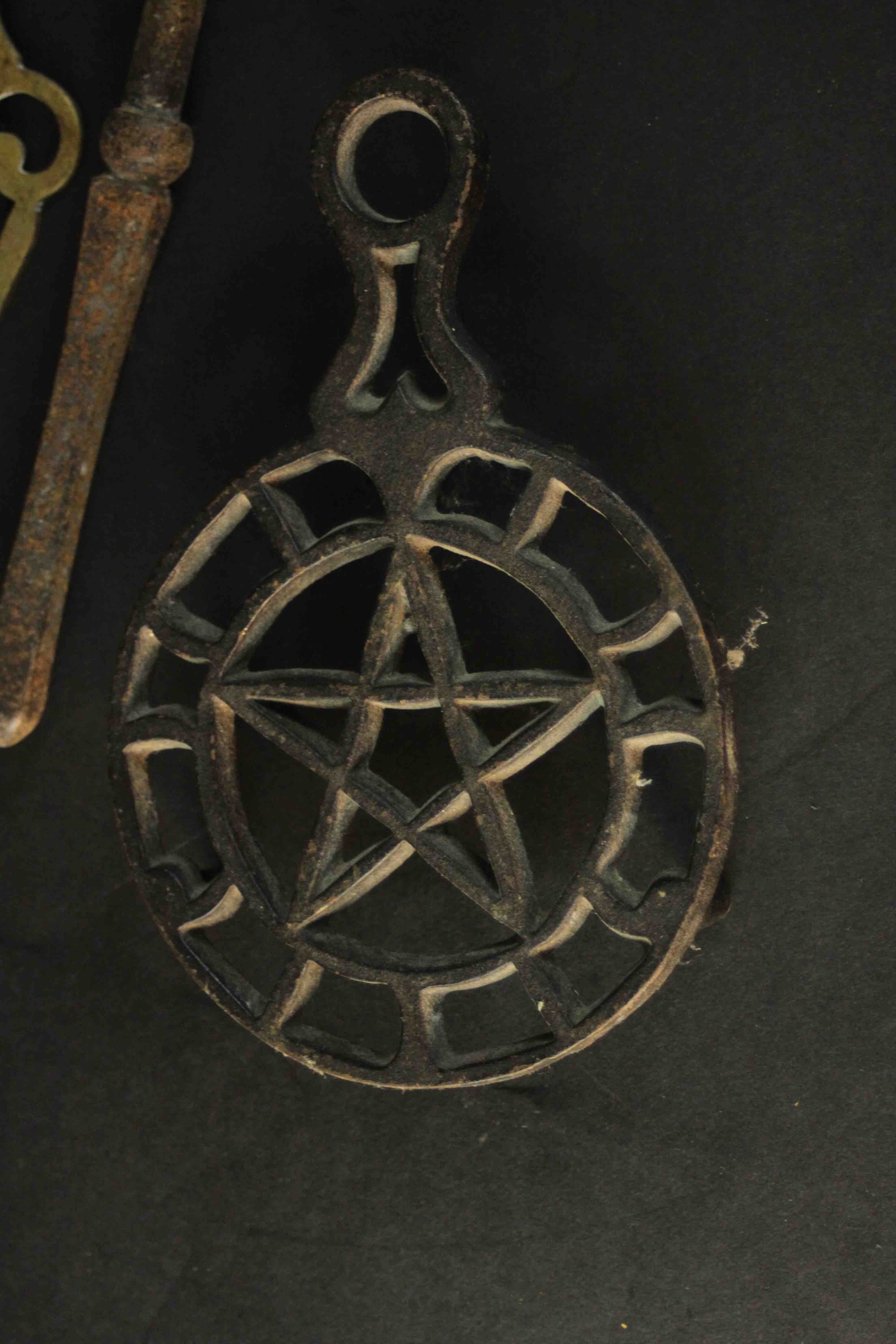 A collection of metal ware, including horse brasses, a trivet, a copper coal scuttle, brass fire - Image 5 of 14