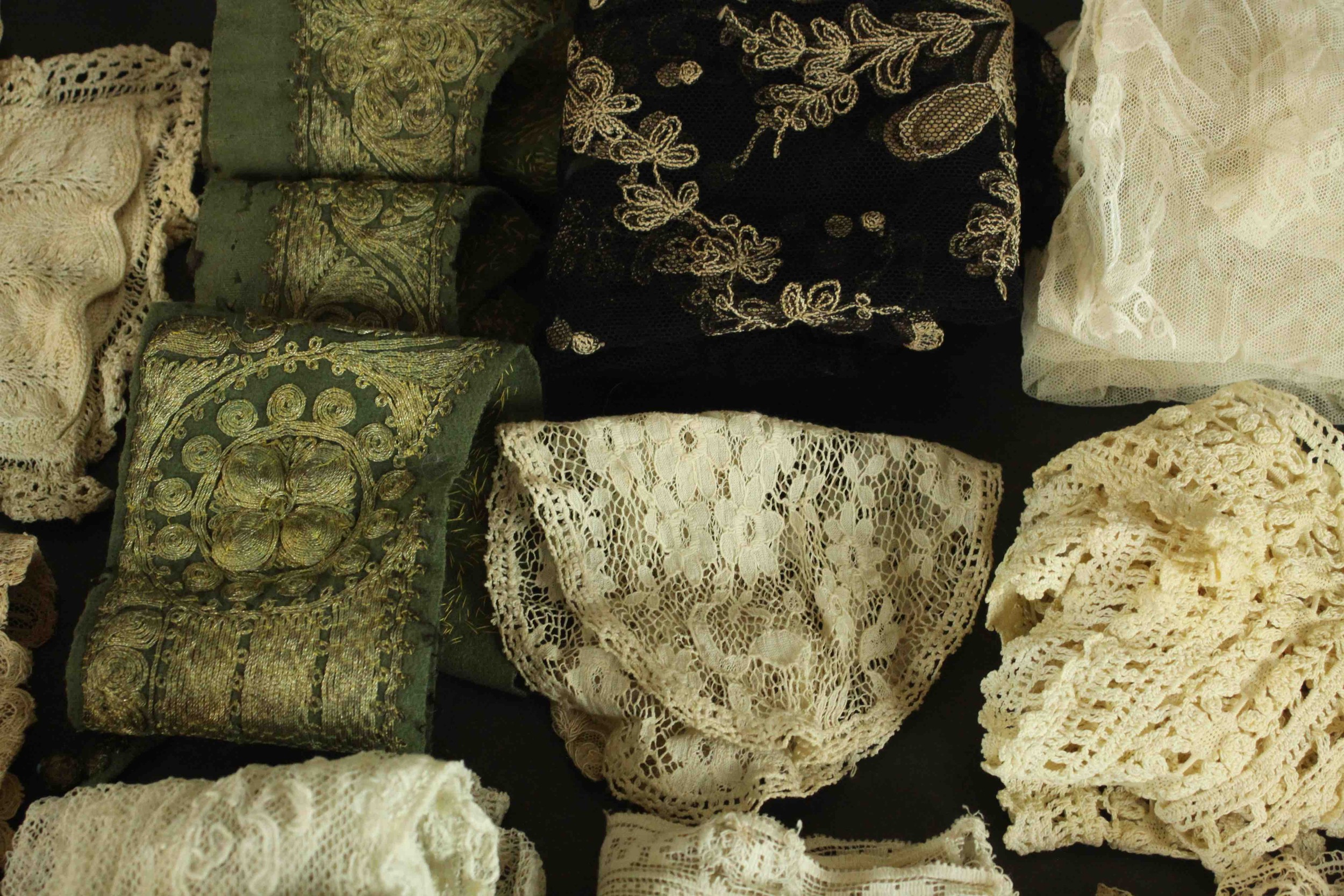 A collection of thirty pieces of 19th century hand embroidered lace. - Bild 14 aus 23