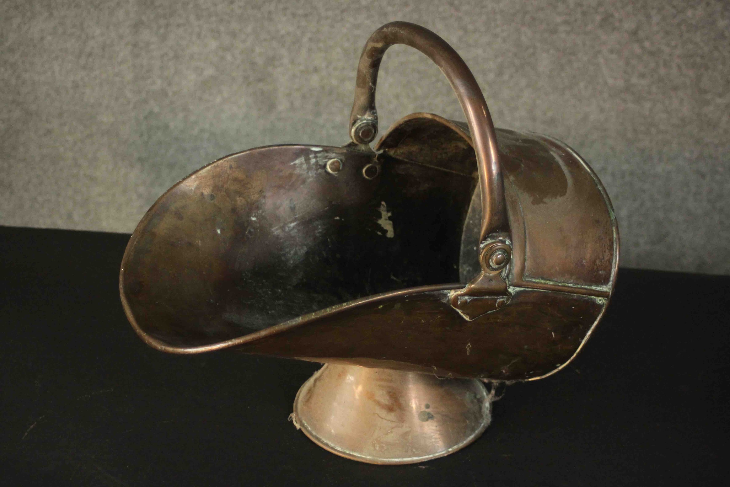 A collection of metal ware, including horse brasses, a trivet, a copper coal scuttle, brass fire - Image 13 of 14