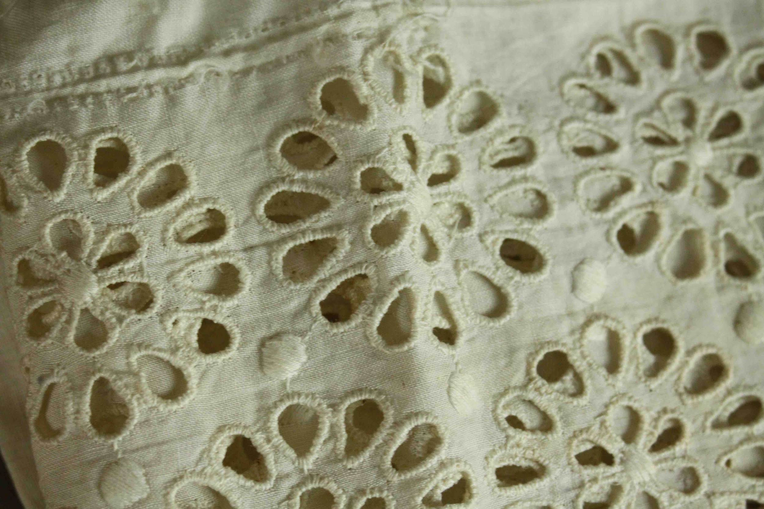 A collection of thirty pieces of 19th century hand embroidered lace. - Bild 17 aus 23