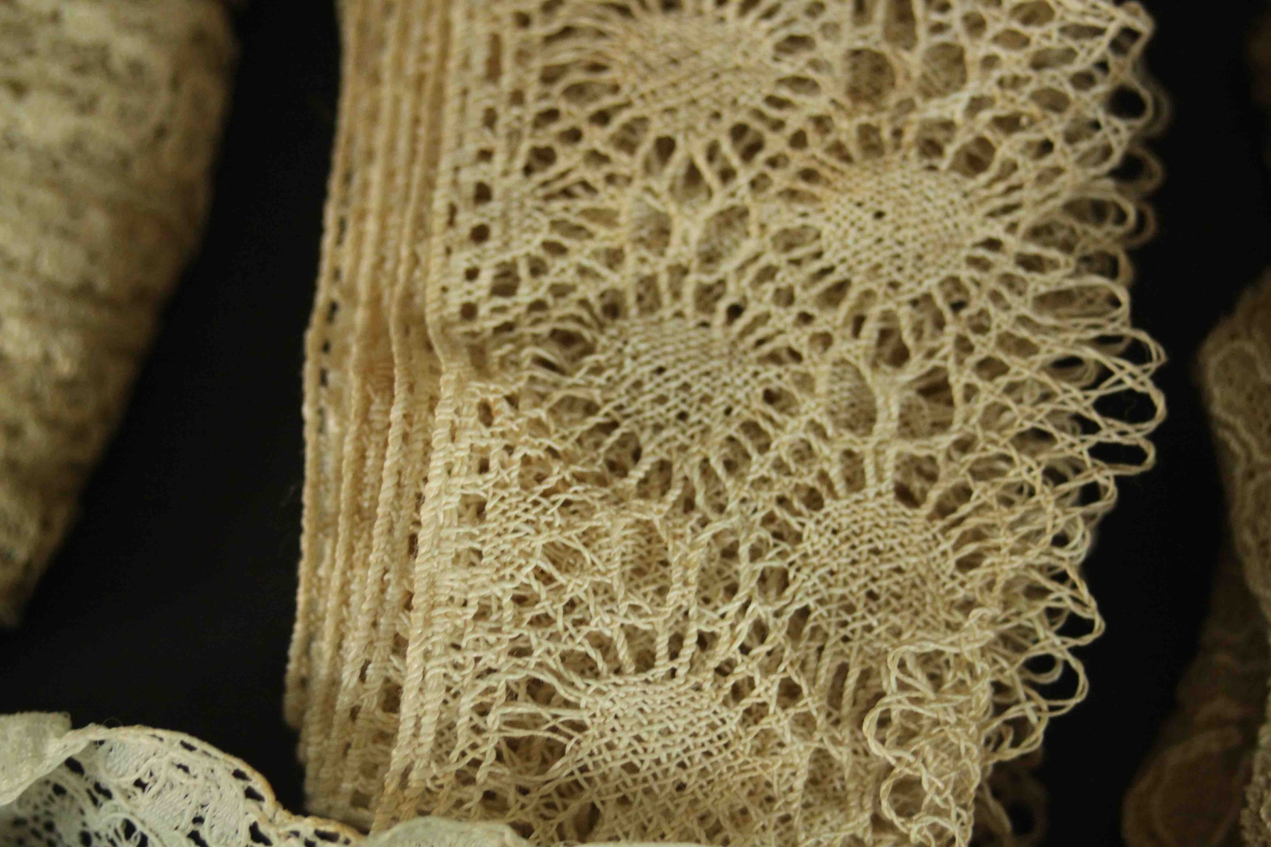 A collection of thirty pieces of 19th century hand embroidered lace. - Bild 20 aus 23