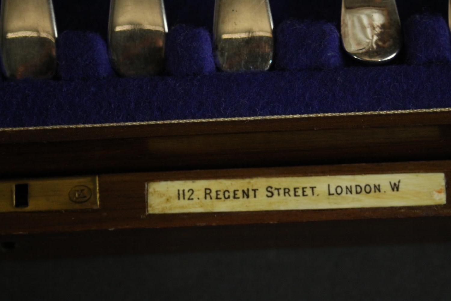 An oak and brass canteen of Goldsmiths and Silversmiths regent plate fish set for six people. Makers - Image 6 of 8