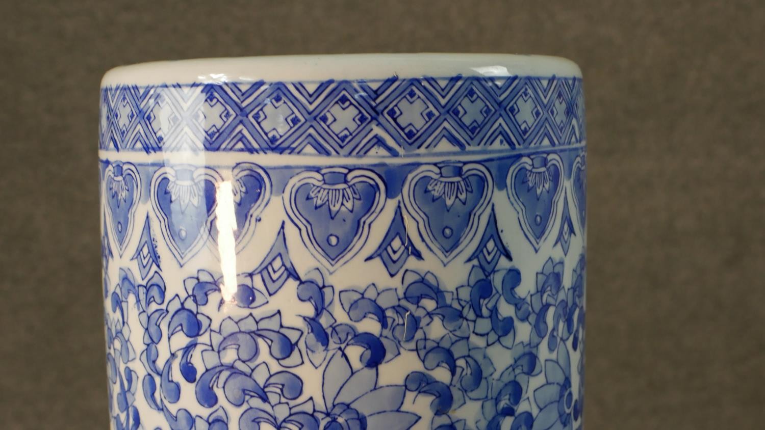 A vintage blue and white Chinese ceramic stylised floral design umbrella stand. Printed character - Image 3 of 9