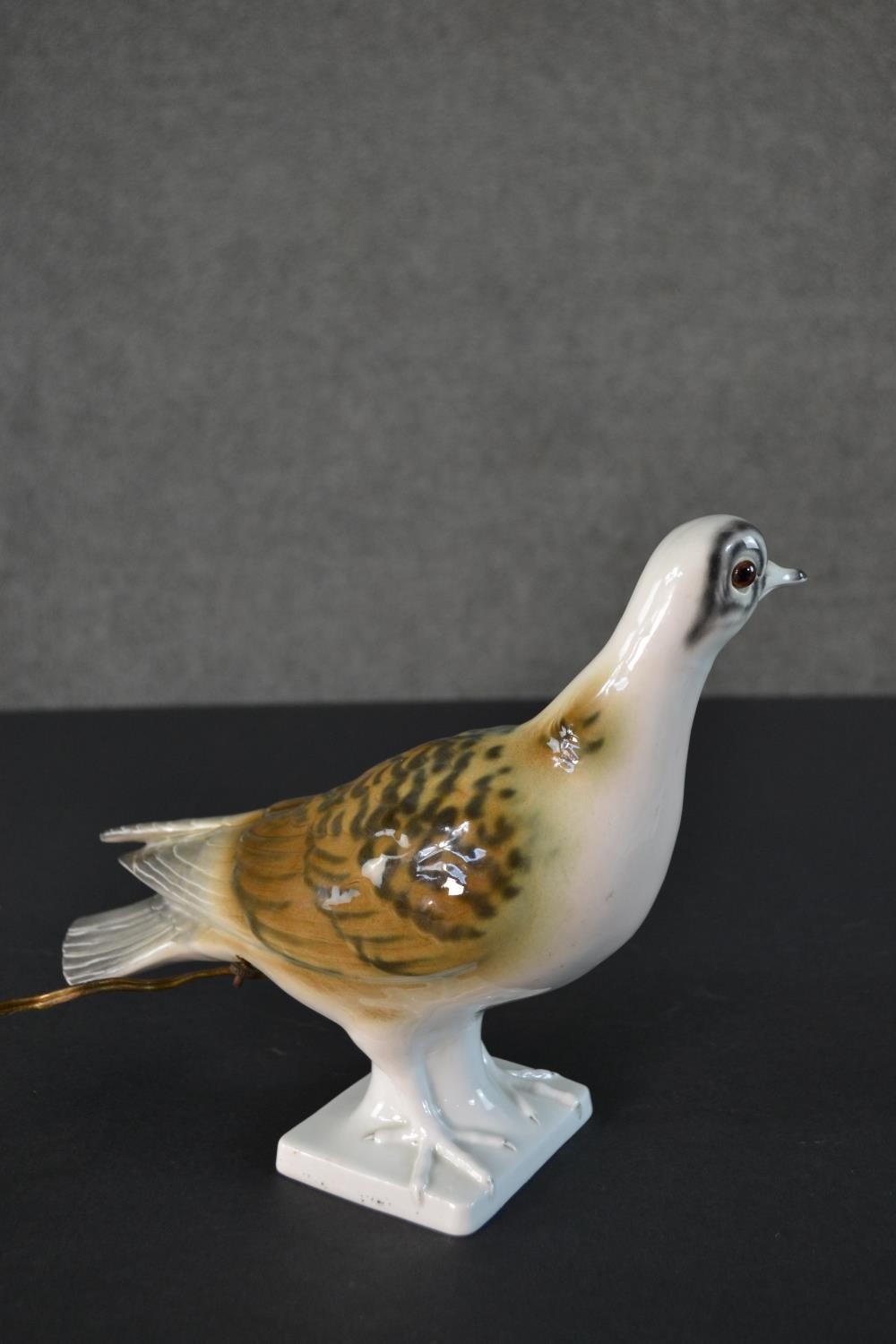 A hand painted porcelain pigeon converted into a novelty table lamp. (no plug) H.21 W.24cm - Image 4 of 7