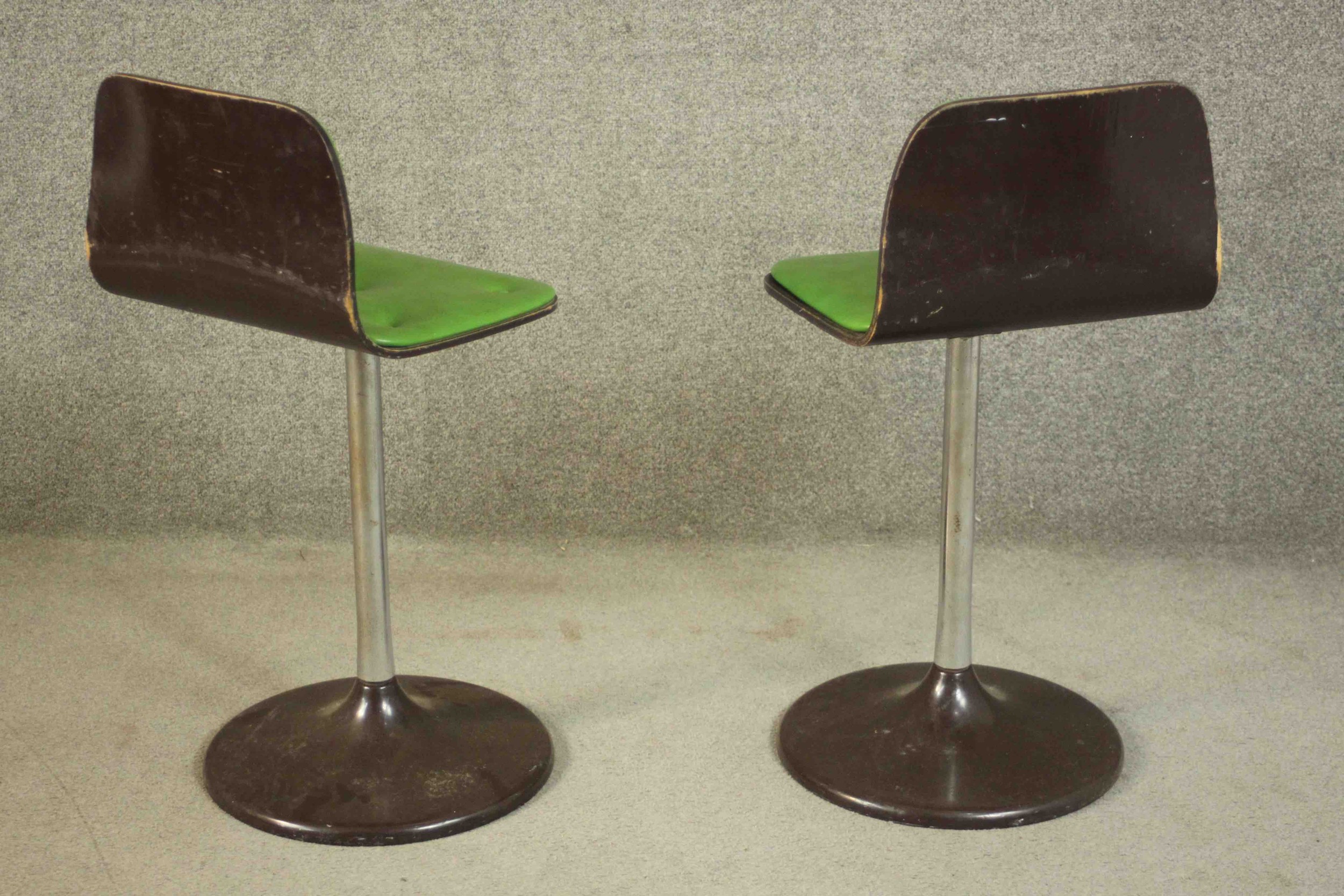 A pair of vintage bar stools in buttoned lime vinyl. - Image 4 of 8