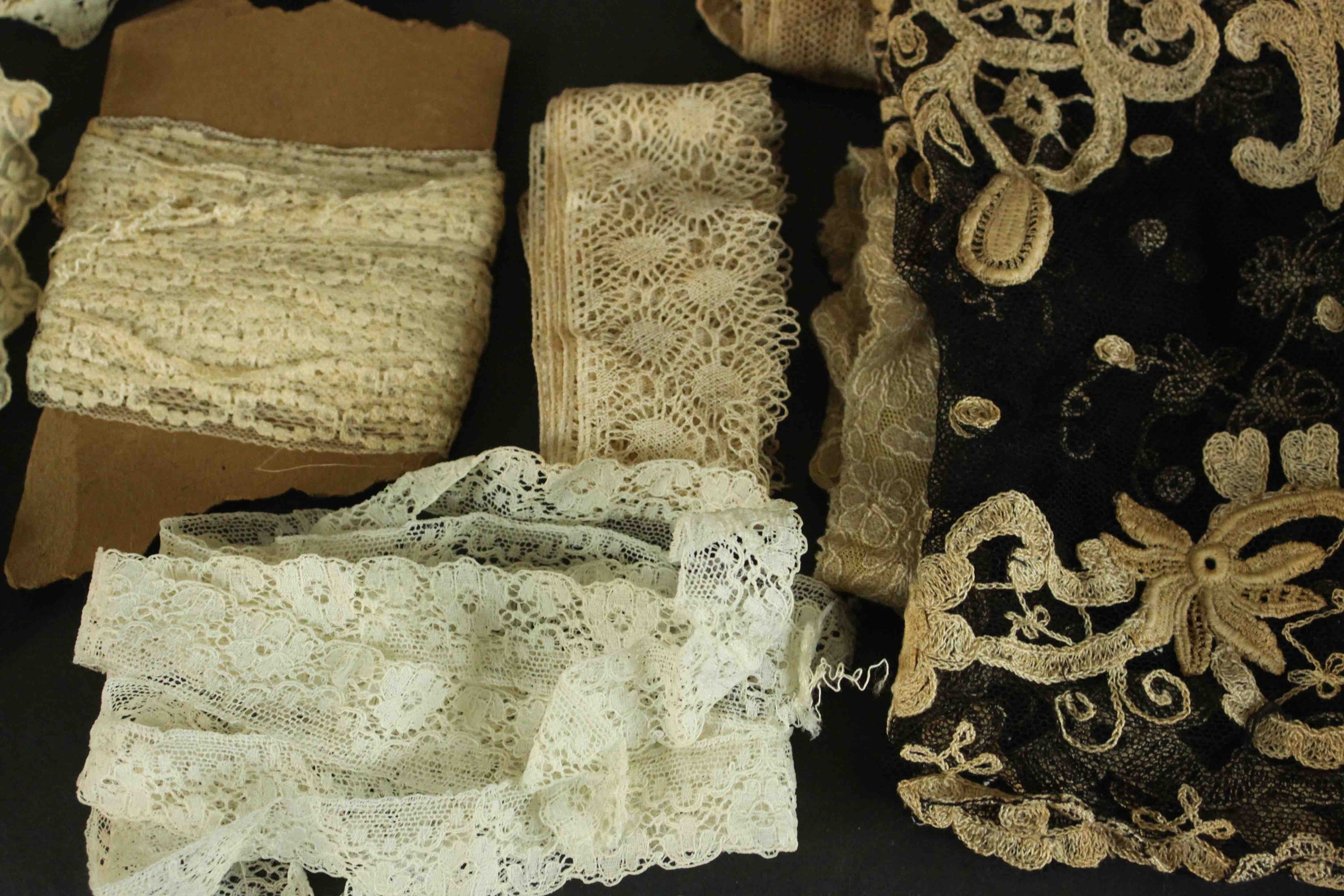 A collection of thirty pieces of 19th century hand embroidered lace. - Bild 12 aus 23