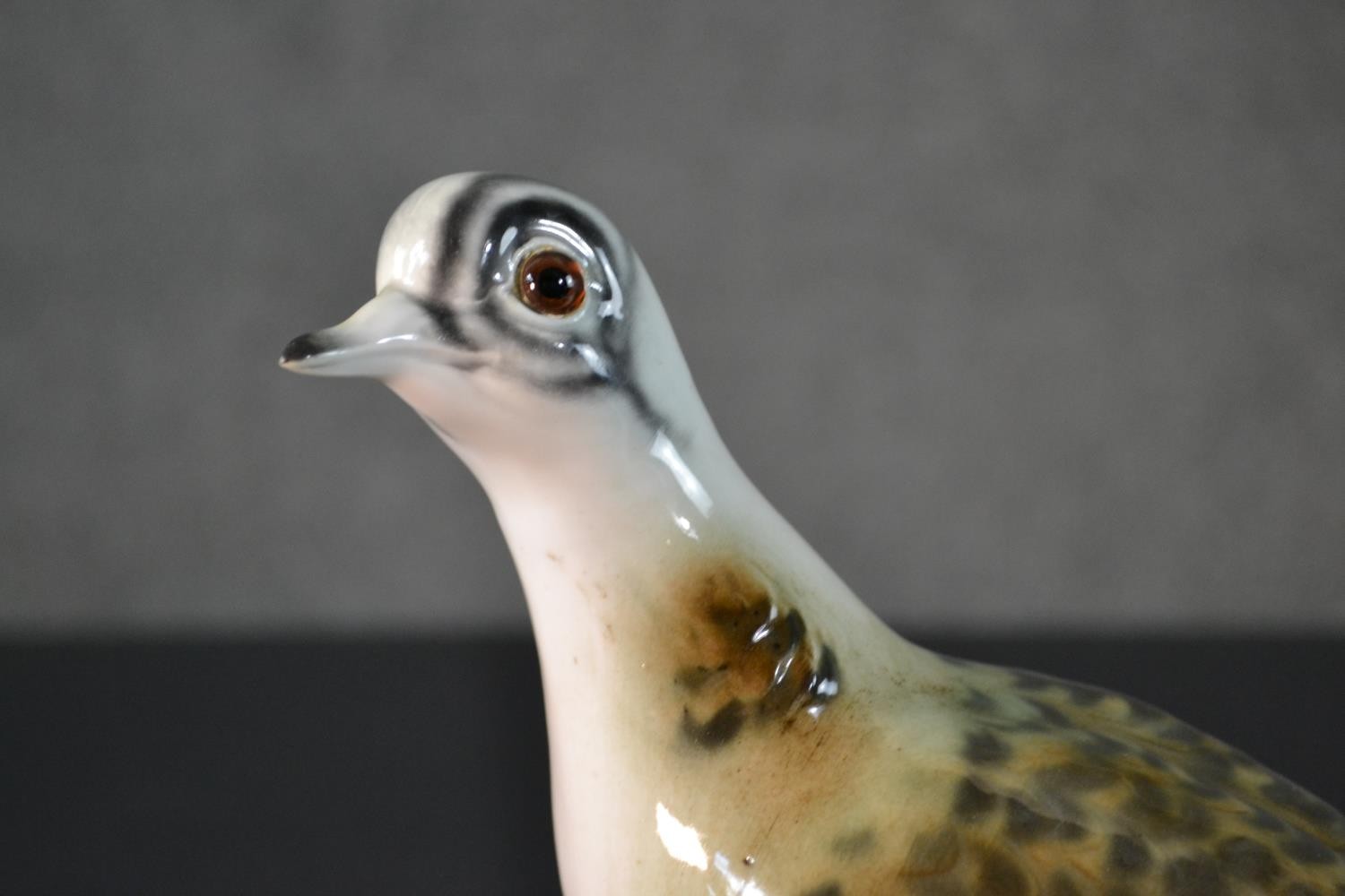 A hand painted porcelain pigeon converted into a novelty table lamp. (no plug) H.21 W.24cm - Image 2 of 7