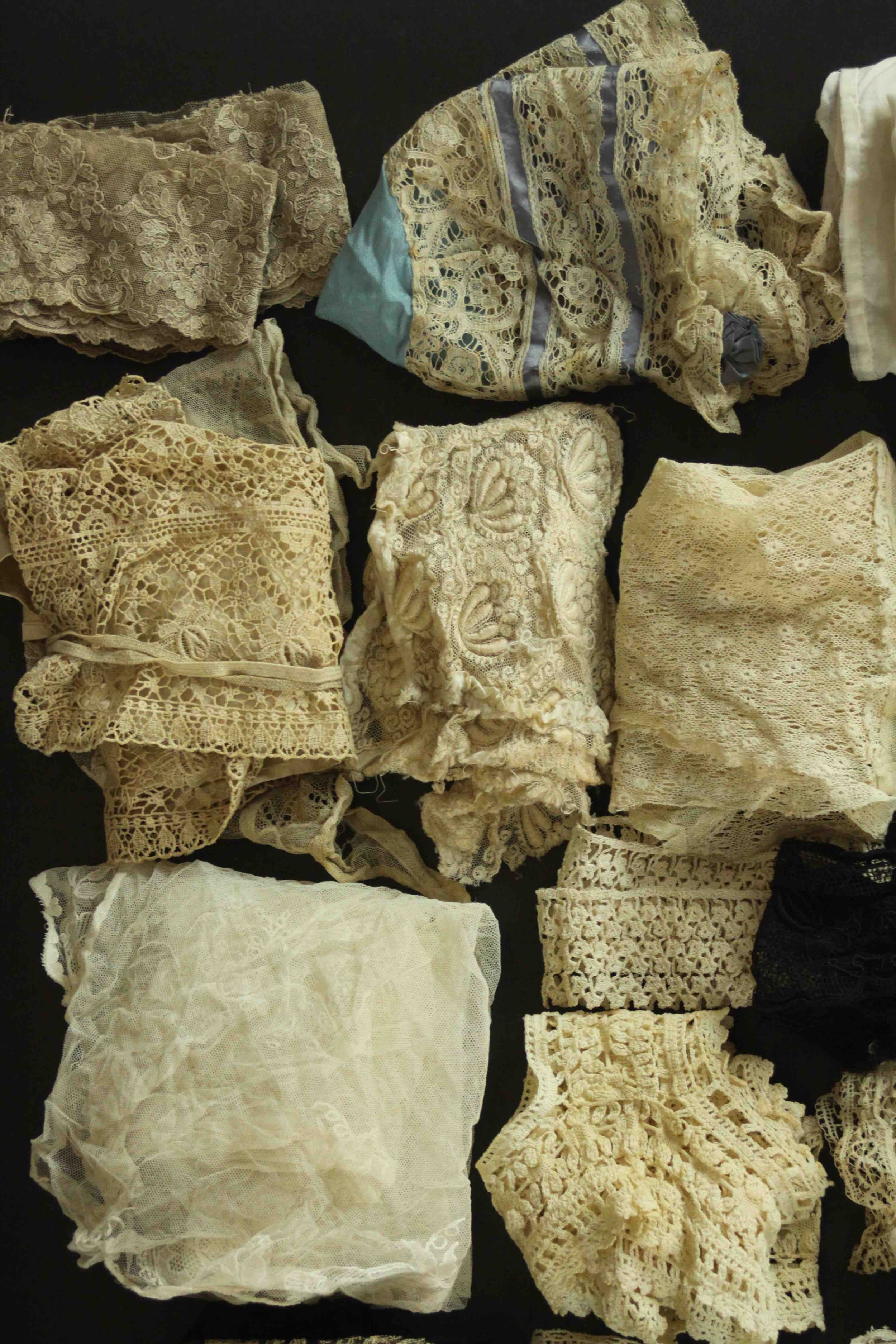 A collection of thirty pieces of 19th century hand embroidered lace. - Bild 6 aus 23