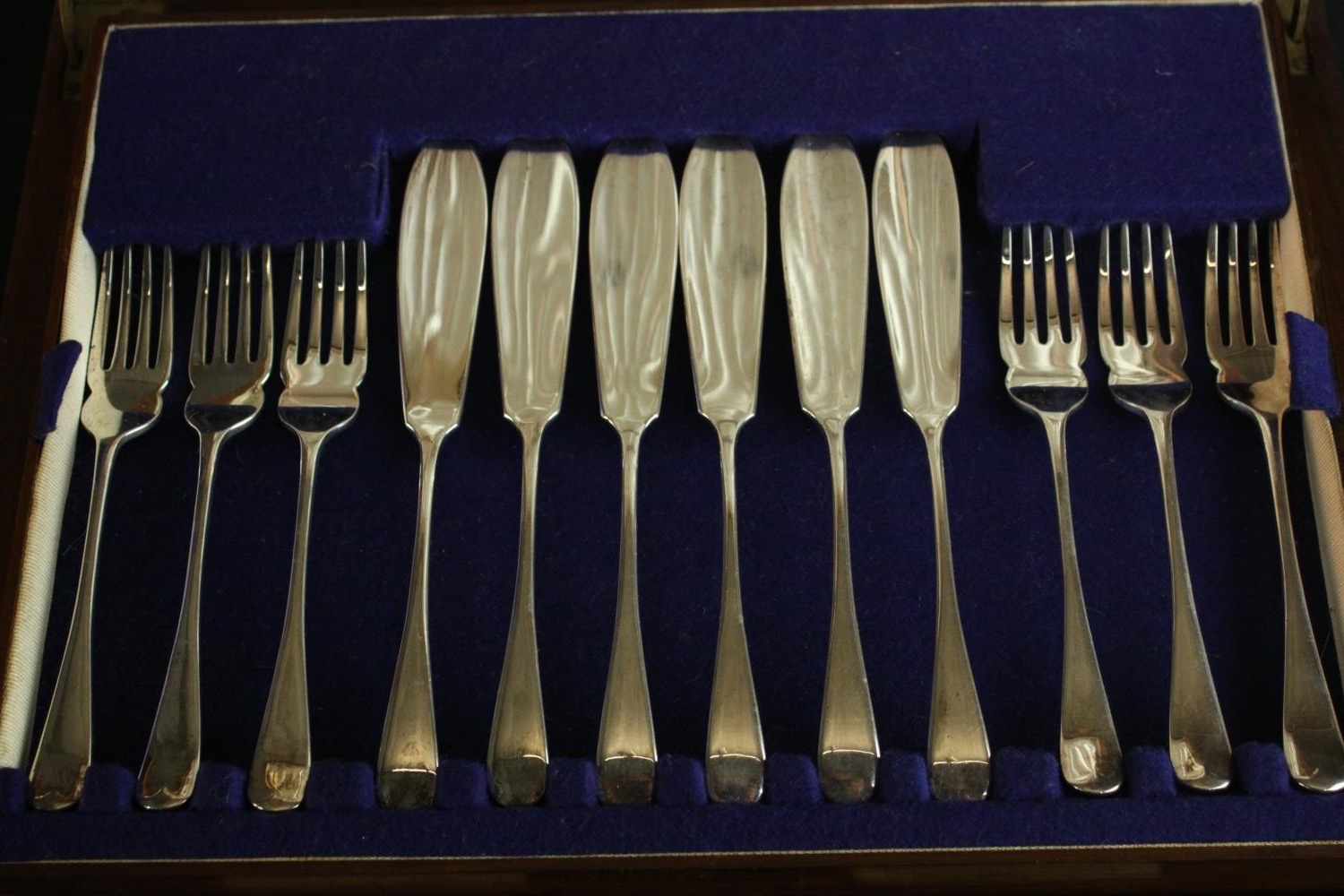 An oak and brass canteen of Goldsmiths and Silversmiths regent plate fish set for six people. Makers - Image 2 of 8