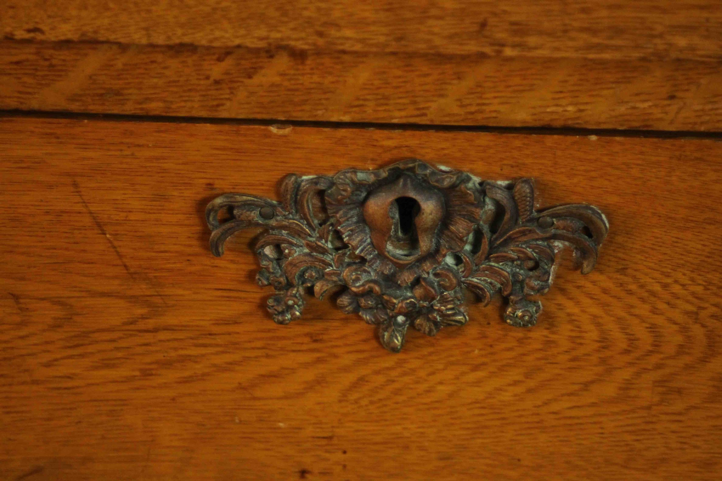 A late 19th/early 20th century oak chest of four long drawers with ornately cast bronze swing - Image 4 of 8