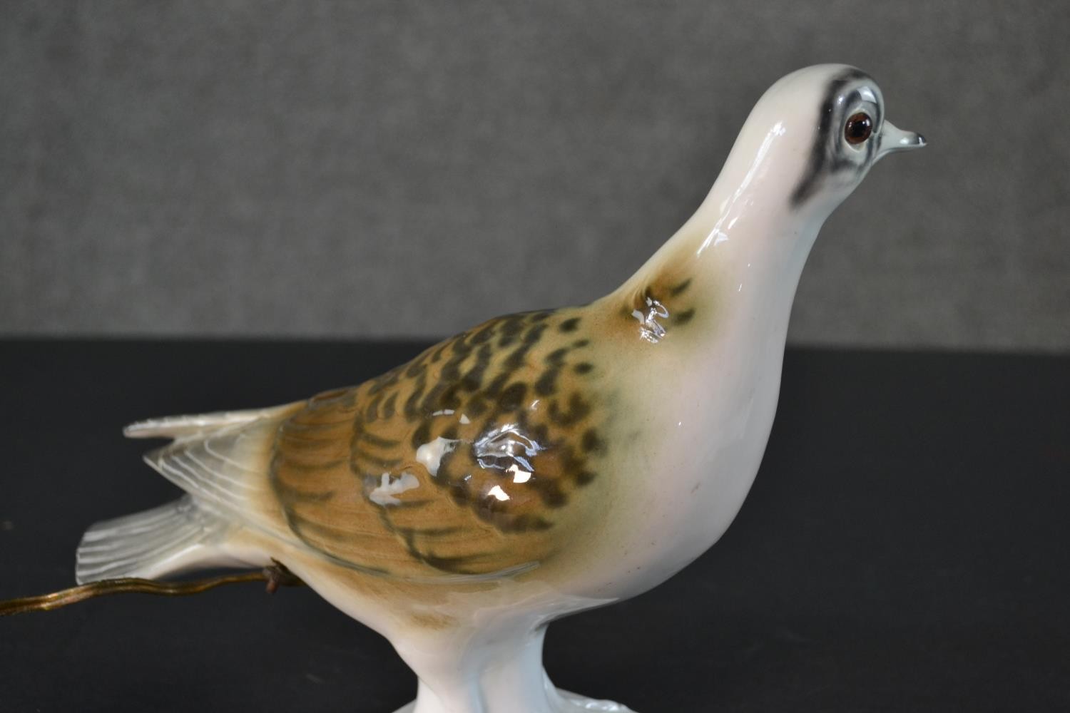 A hand painted porcelain pigeon converted into a novelty table lamp. (no plug) H.21 W.24cm - Image 5 of 7