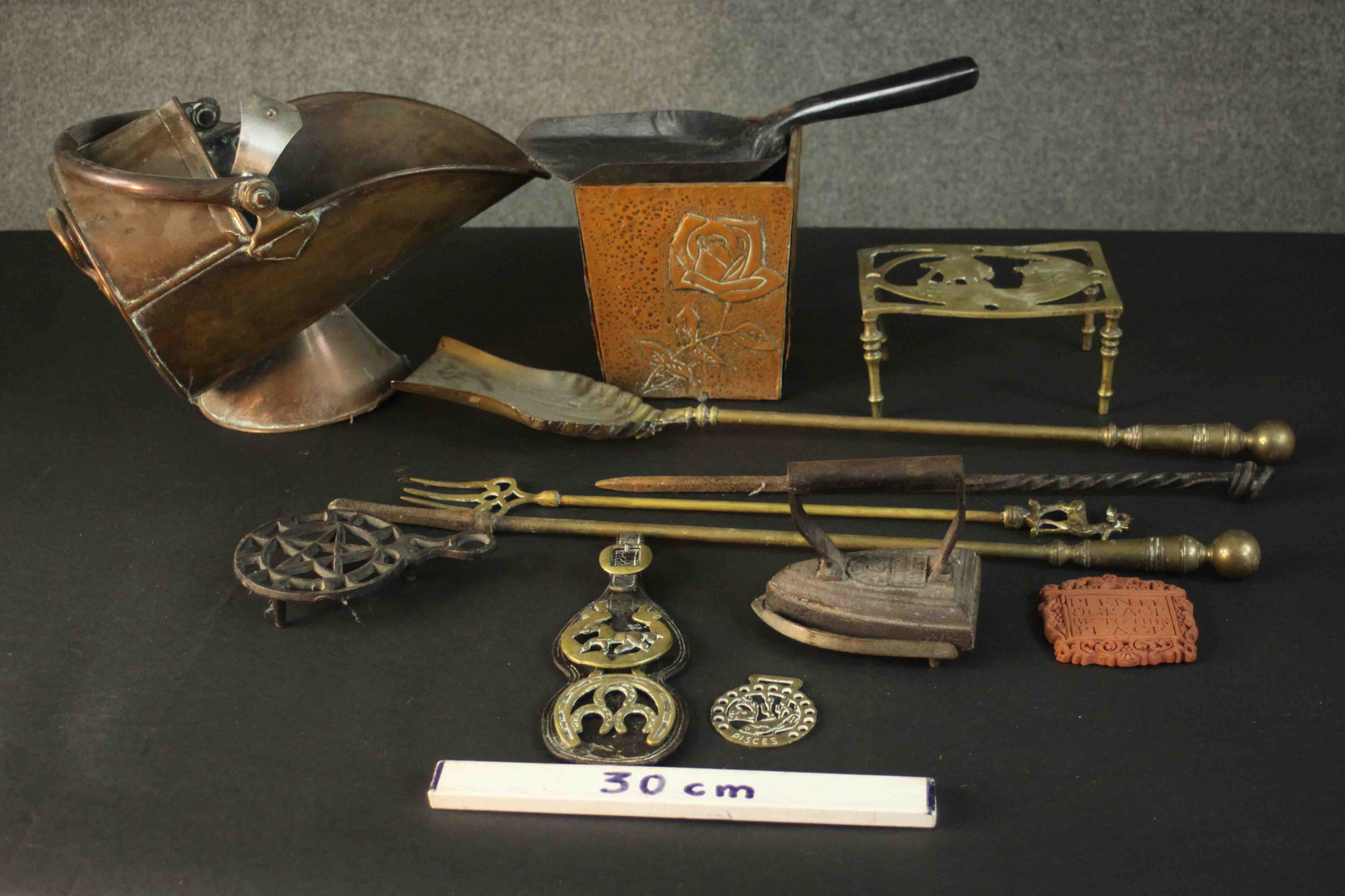 A collection of metal ware, including horse brasses, a trivet, a copper coal scuttle, brass fire - Image 2 of 14