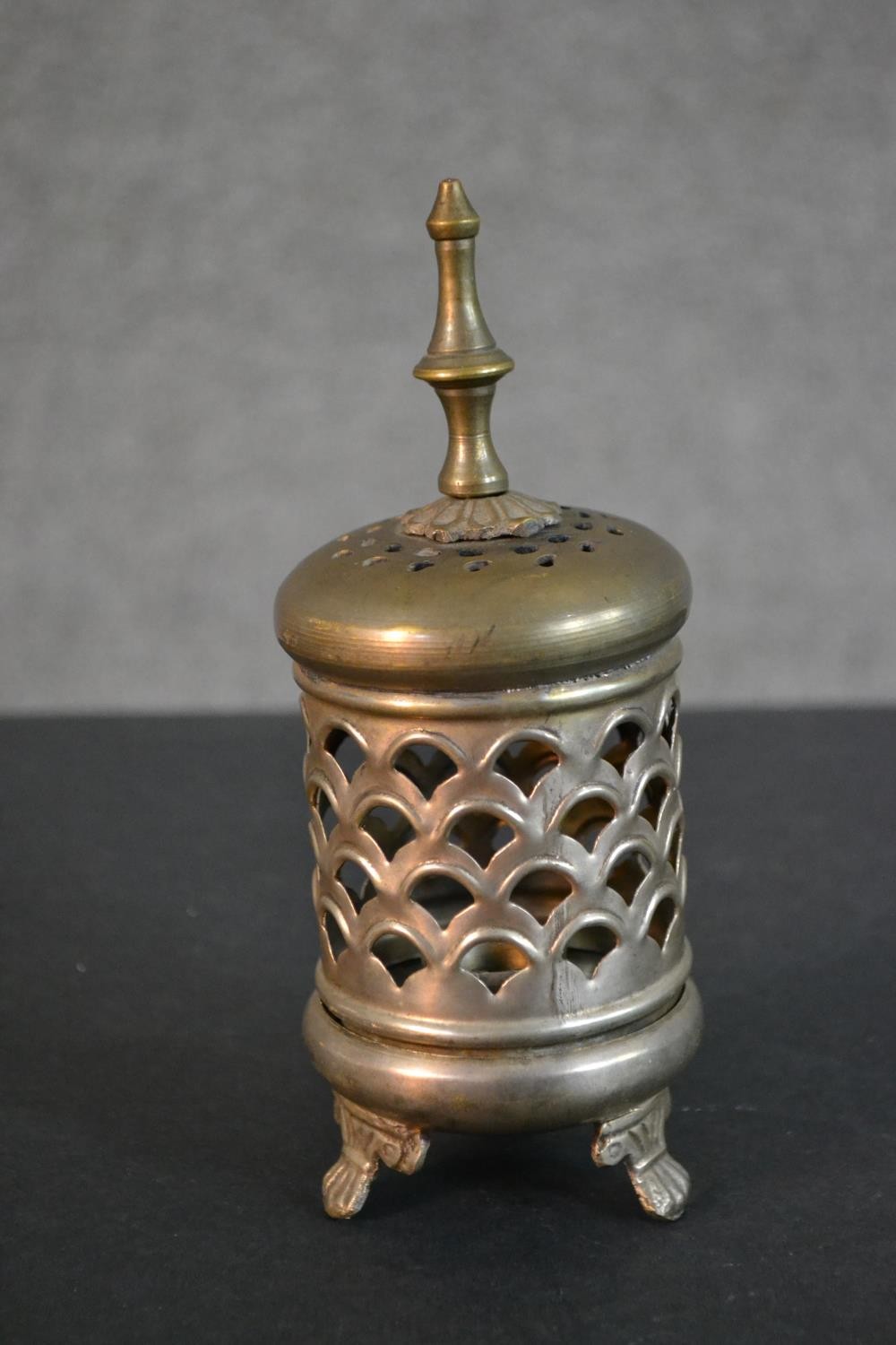 An Indian low grade silver pierced design candle holder with hexagonal base. Stamped silver (base - Image 4 of 17