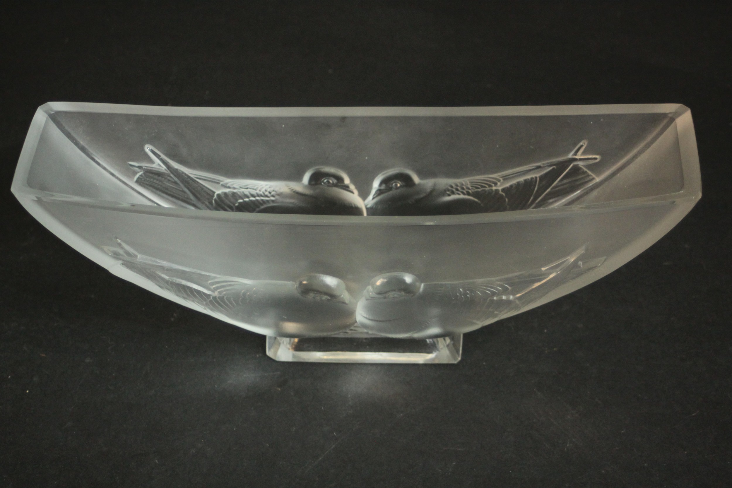 A French Verlys frosted glass bowl with two doves, signed to base. H.12 W.32 D.8cm. - Image 2 of 8