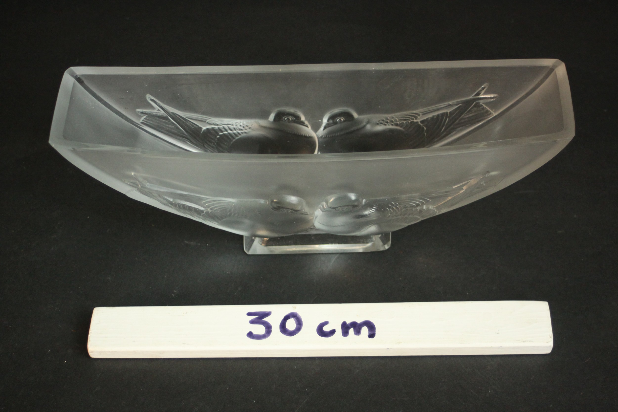 A French Verlys frosted glass bowl with two doves, signed to base. H.12 W.32 D.8cm. - Image 3 of 8