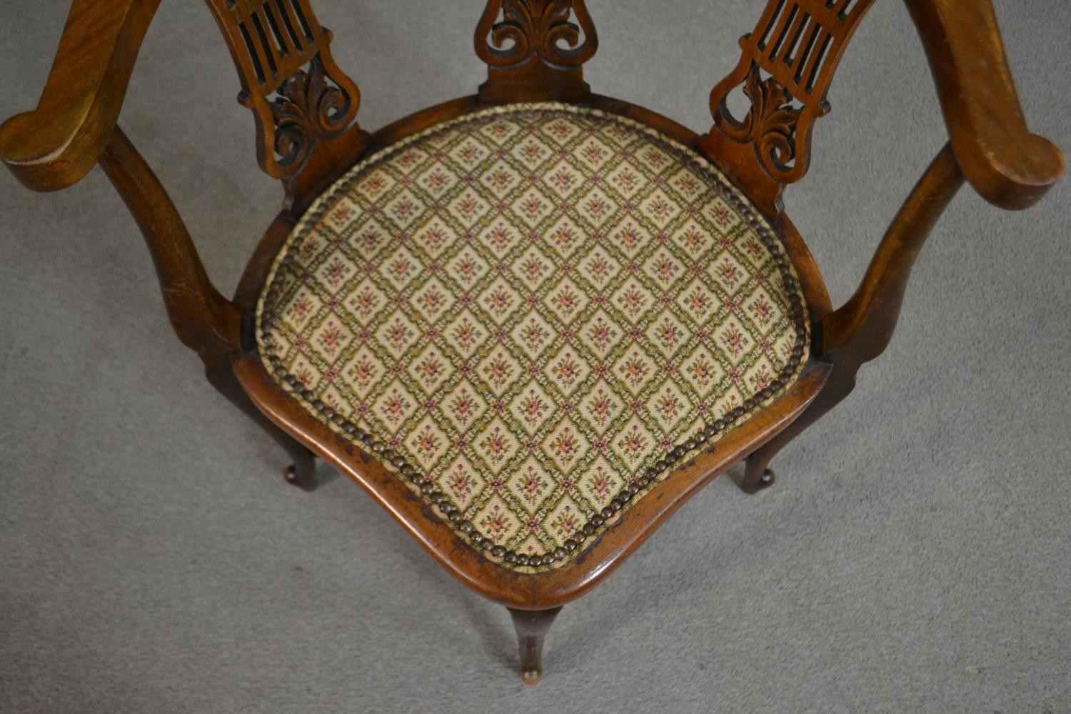 An Edwardian walnut corner chair with a carved back rail over pierced splats over a patterned seat - Image 4 of 5