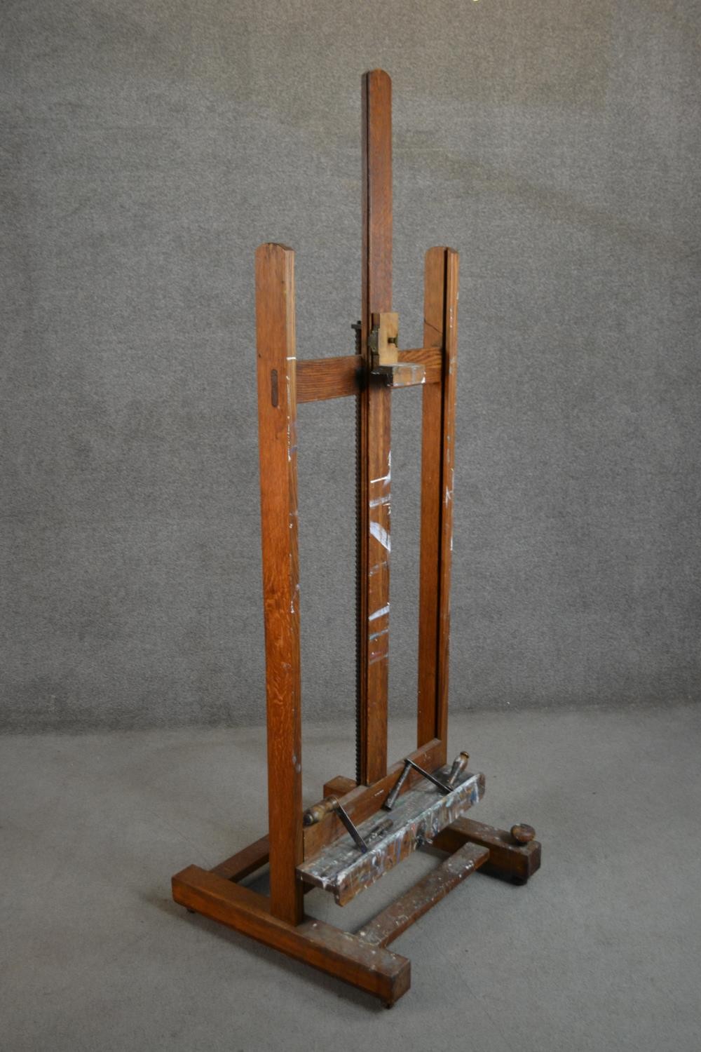 A late 19th/early 20th century oak artist's studio easel, with winders for raising and lowering - Image 2 of 7