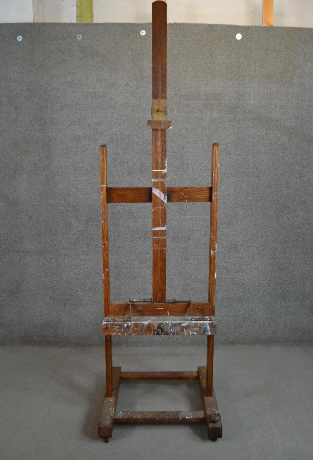 A late 19th/early 20th century oak artist's studio easel, with winders for raising and lowering - Image 5 of 7