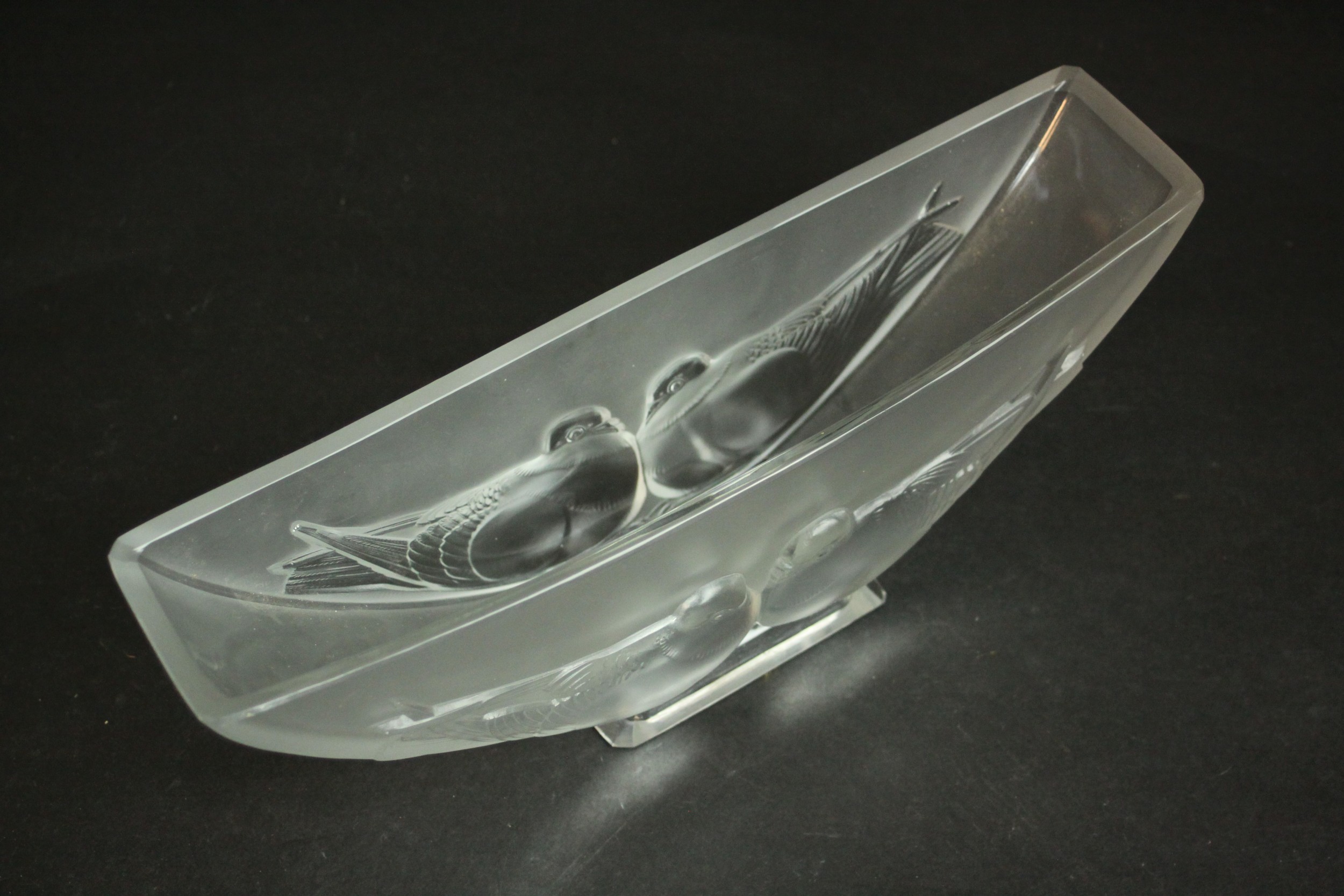 A French Verlys frosted glass bowl with two doves, signed to base. H.12 W.32 D.8cm. - Image 8 of 8