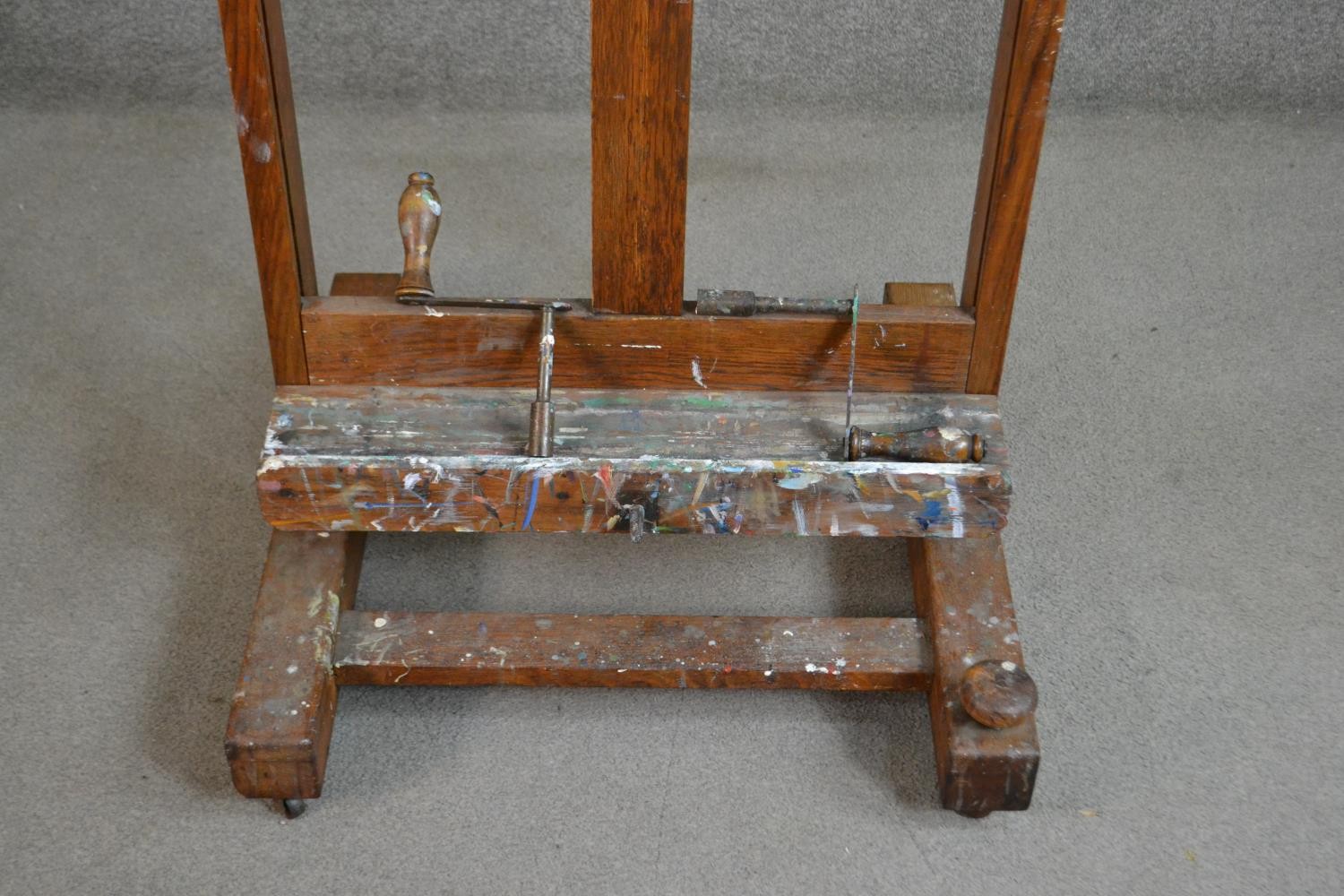 A late 19th/early 20th century oak artist's studio easel, with winders for raising and lowering - Image 4 of 7